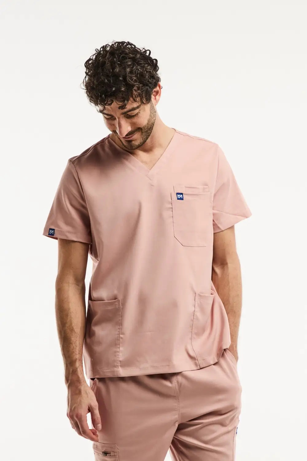 Ensemble médical LUCA homme en poussière rose avec pantalon classique et tunique col