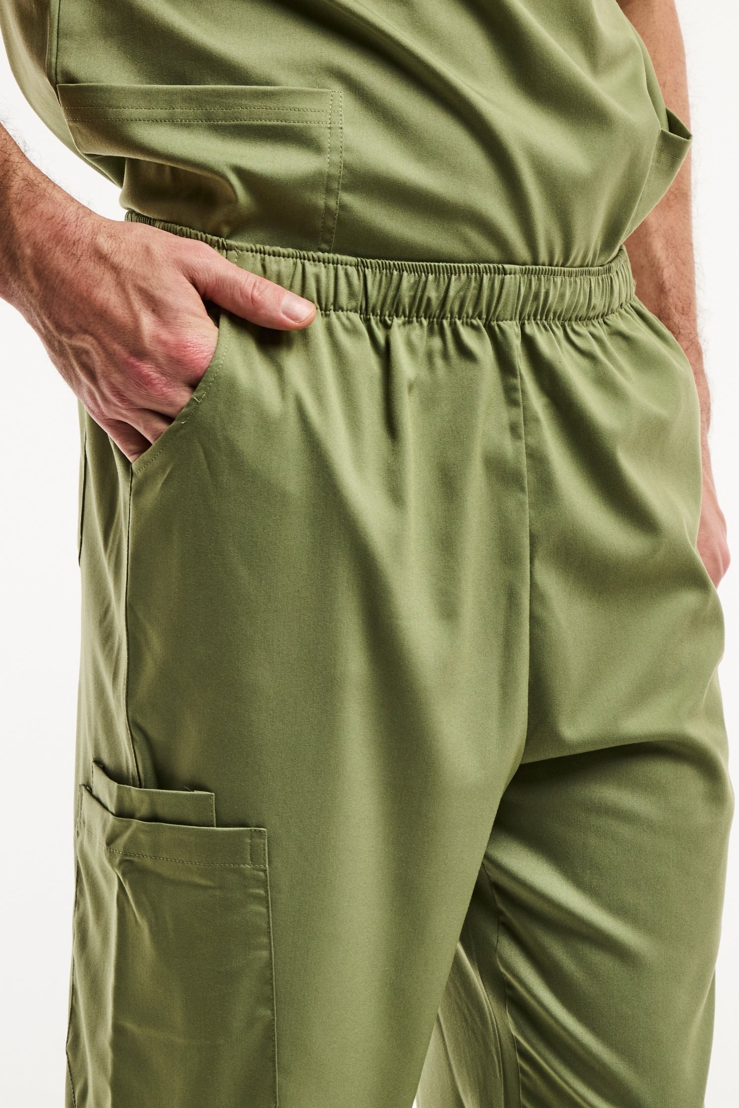 Pantalon médical LUCA pour homme en vert olive, facile à entretenir, idéal pour uniforms