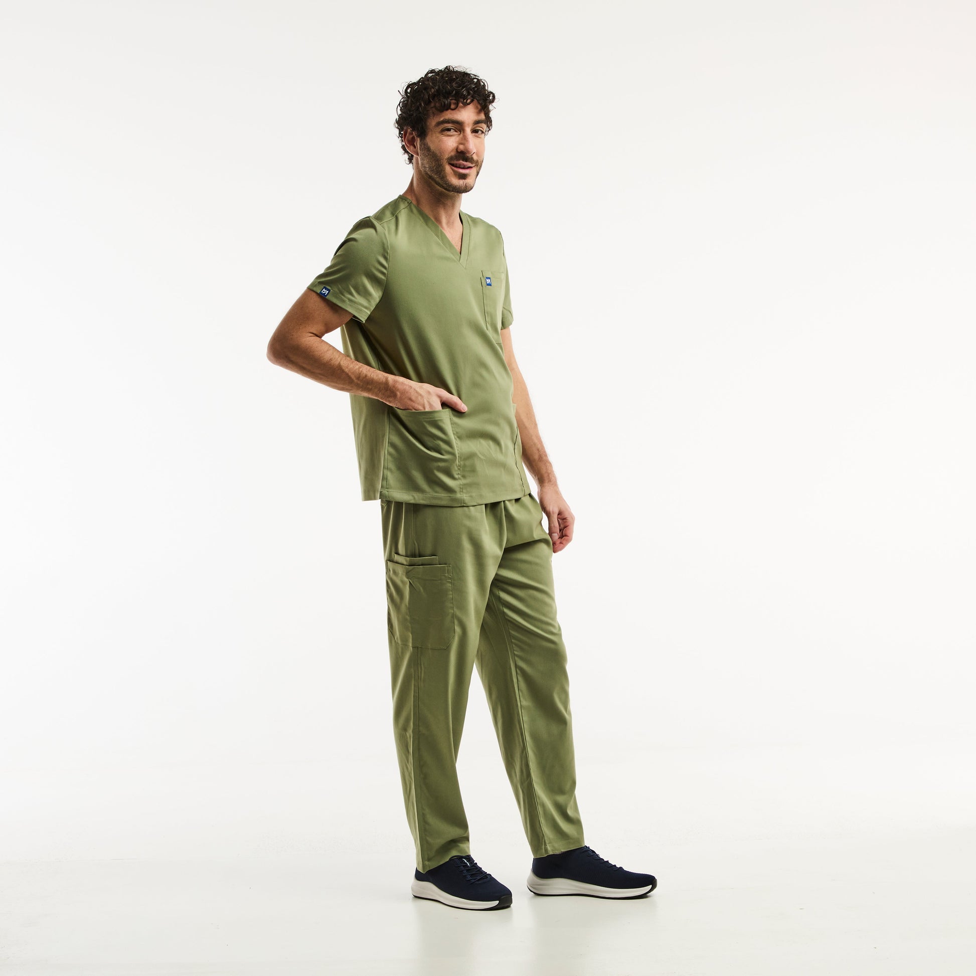 Ensemble médical LUCA en olive vert, tunique col répondant aux exigences professionnelles
