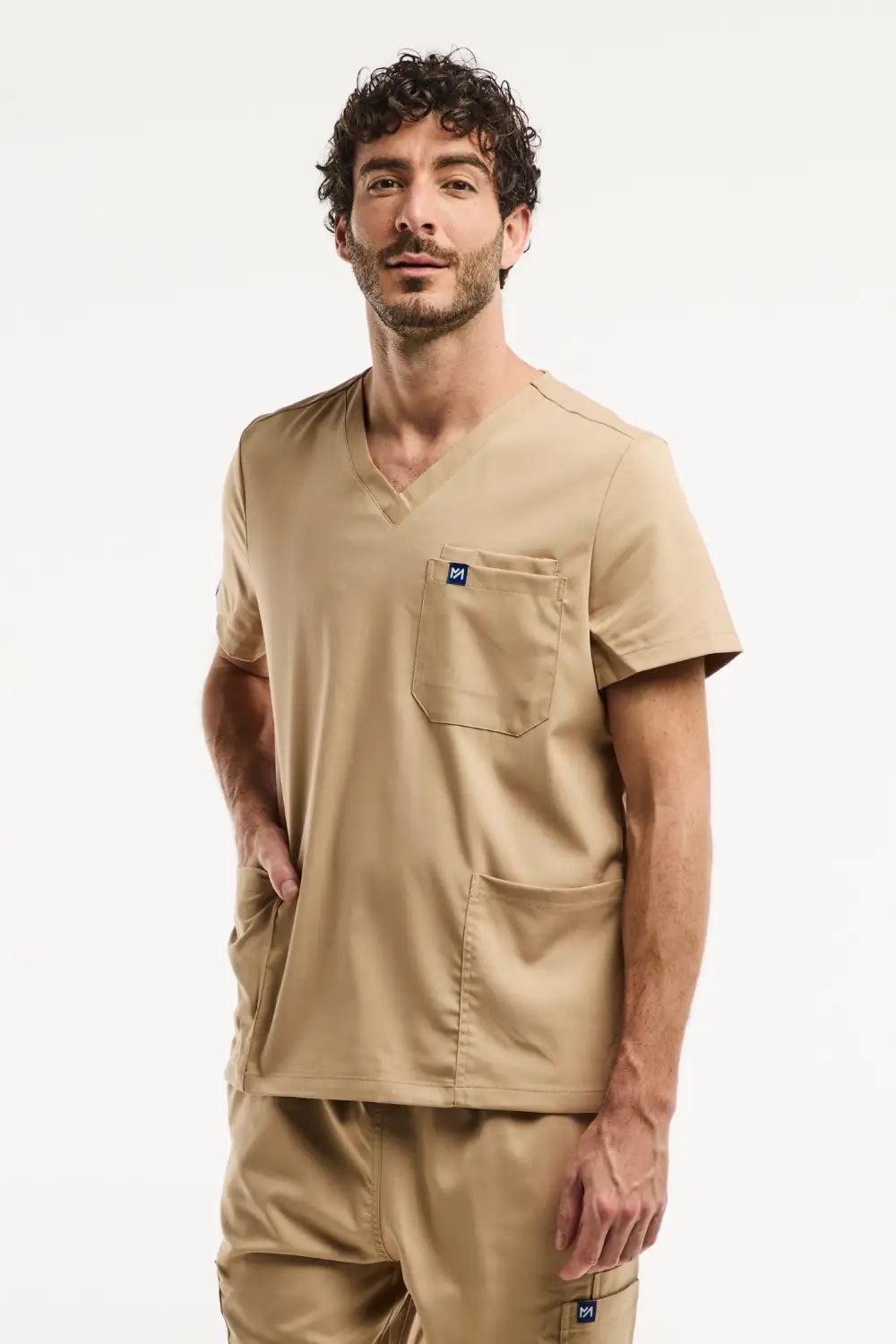 Tunique médicale col beige clair LUCA pour homme avec un design élégant en tan