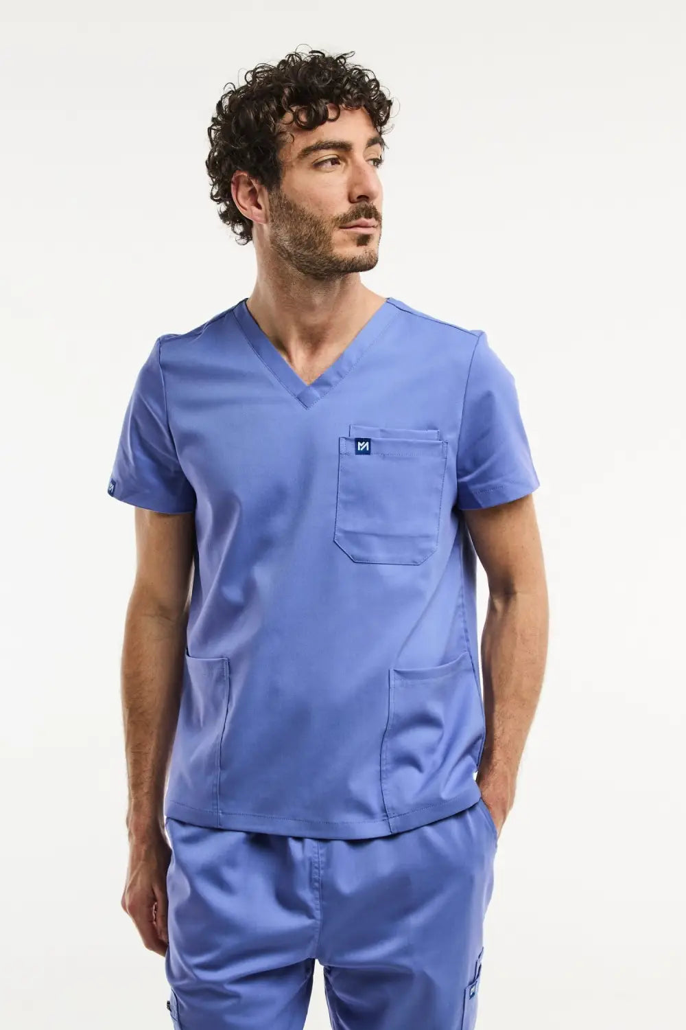 Tunique médicale homme LUCA en bleu, confortable et élégante pour le milieu médical