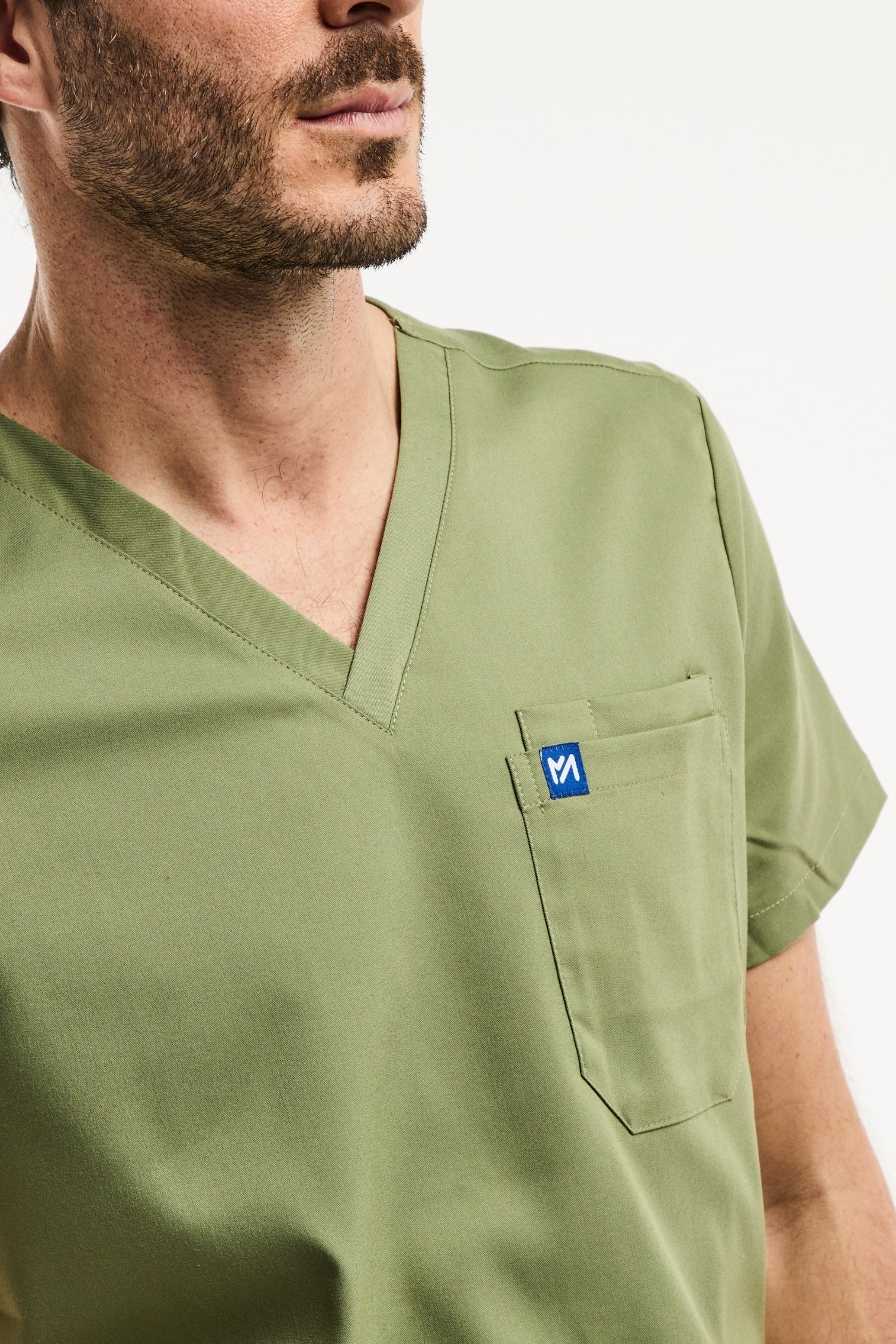 Tunique médicale col homme verte olive LUCA, idéale pour le milieu médical