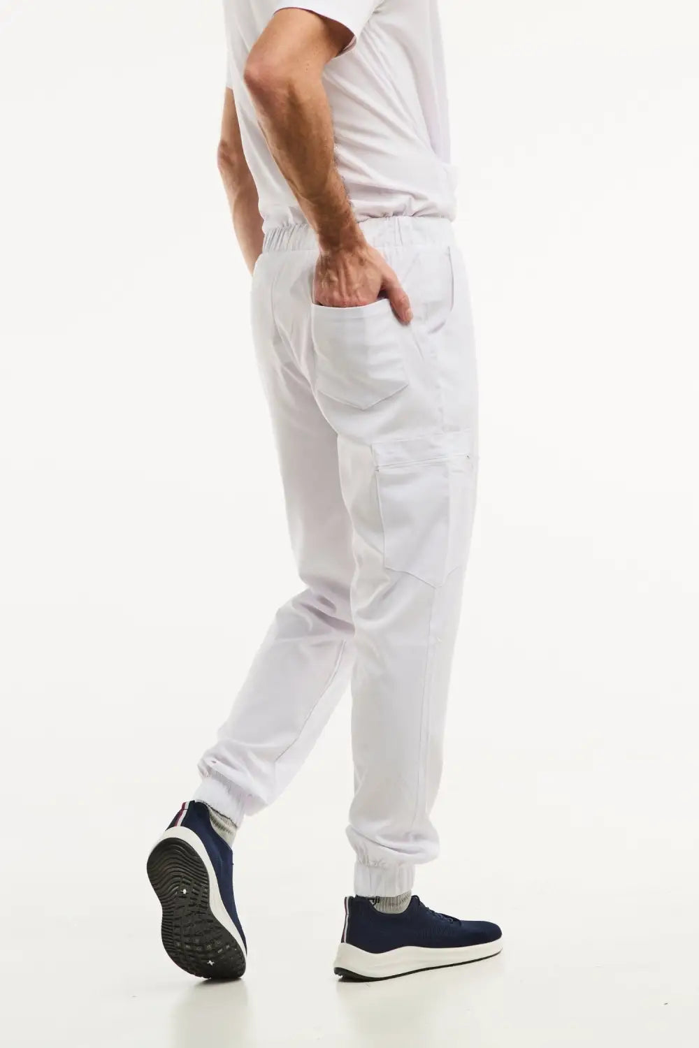 Pantalon médical blanc avec sneakers navy, idéal pour un look décontracté élégant