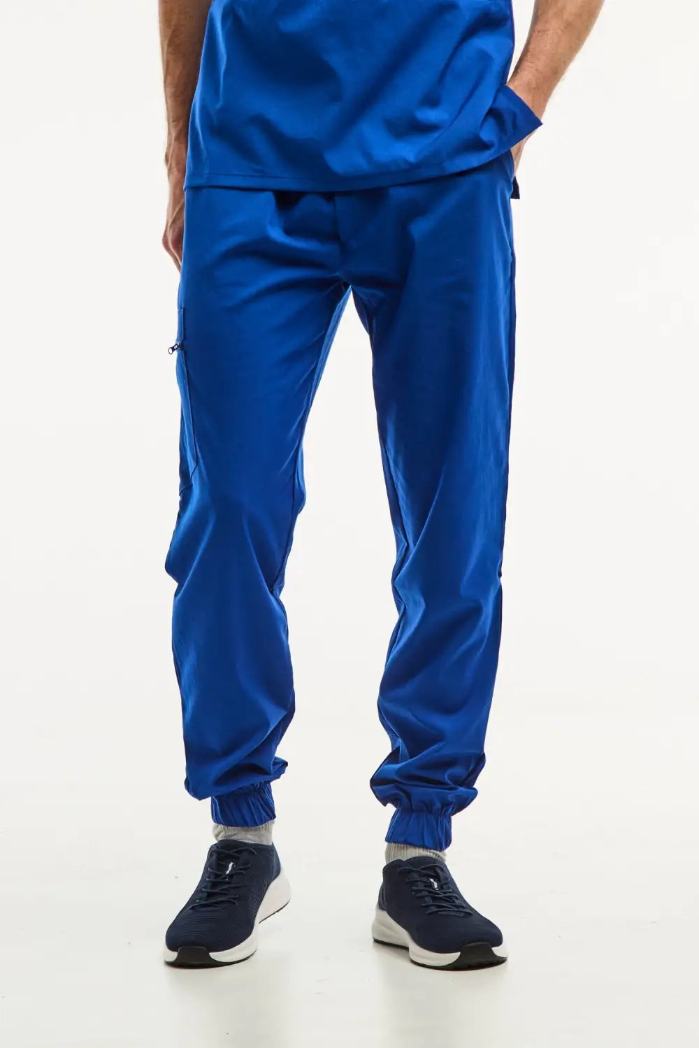Pantalon médical bleu royal slimfit associé à des sneakers confortables