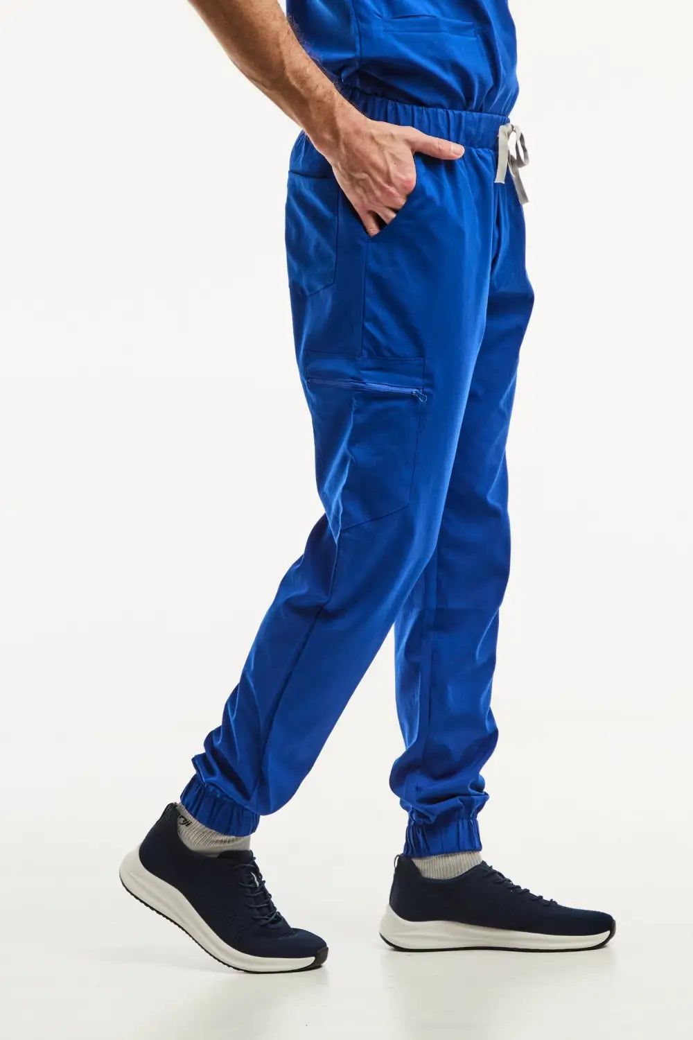 Pantalon médical bleu royal slimfit en vue, style moderne et confortable