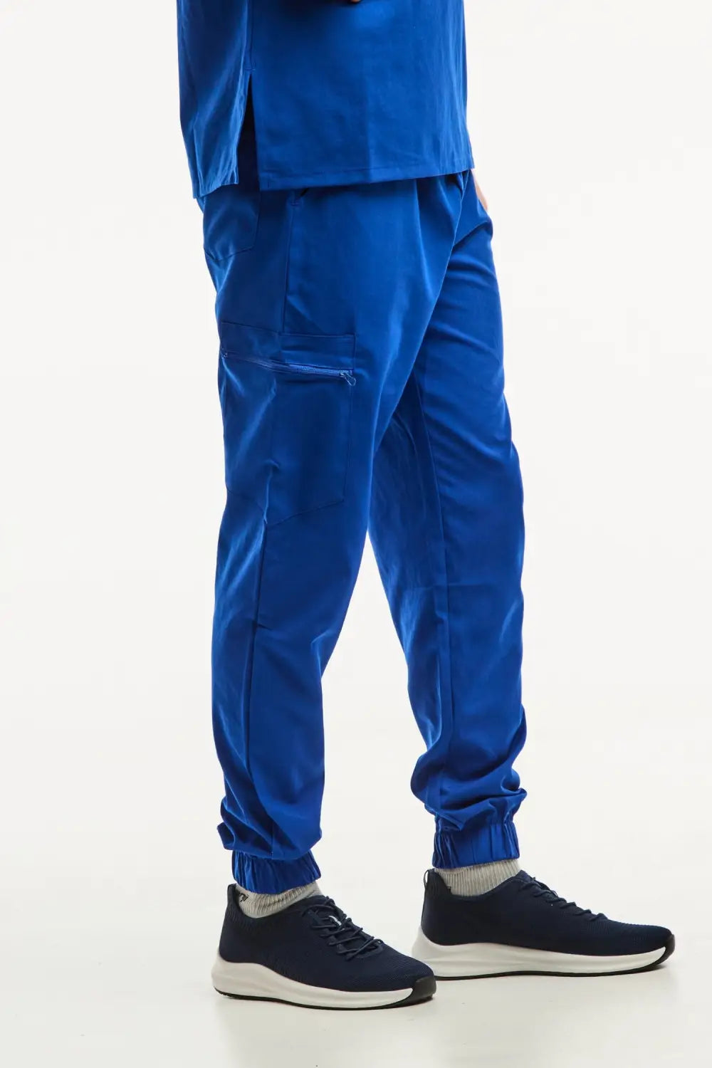 Pantalon médical bleu royal slimfit avec sneakers assorties pour un look professionnel