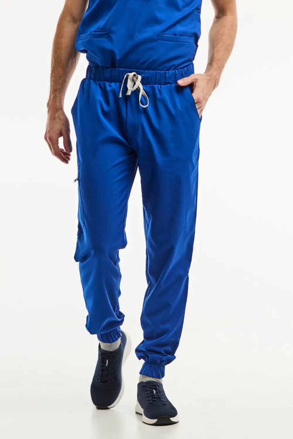 Pantalon médical bleu royal slimfit en vue, offrant confort et style