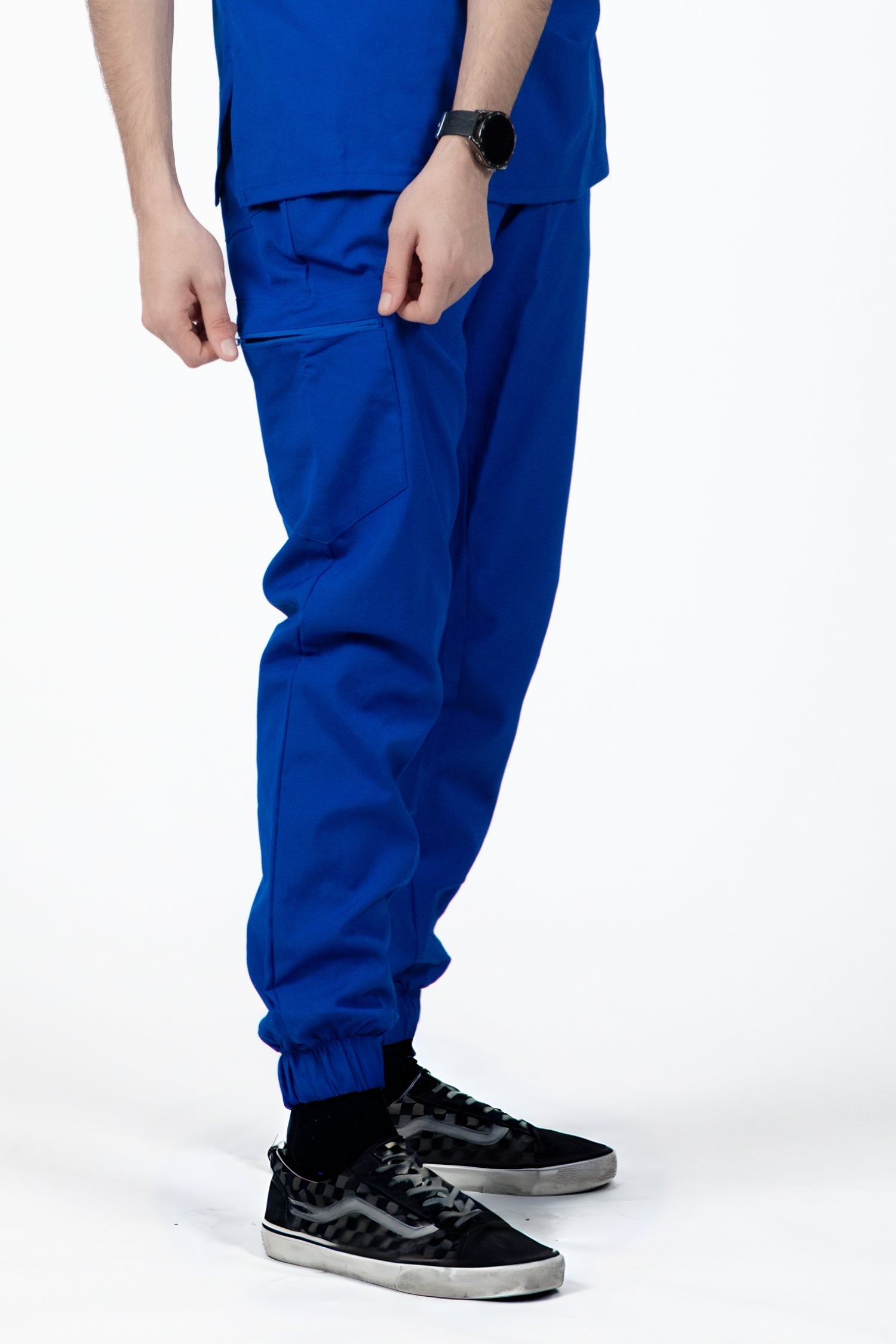 Homme en bleu, portant pantalon médical Slimfit - Bleu royal; tenues médicales élégantes
