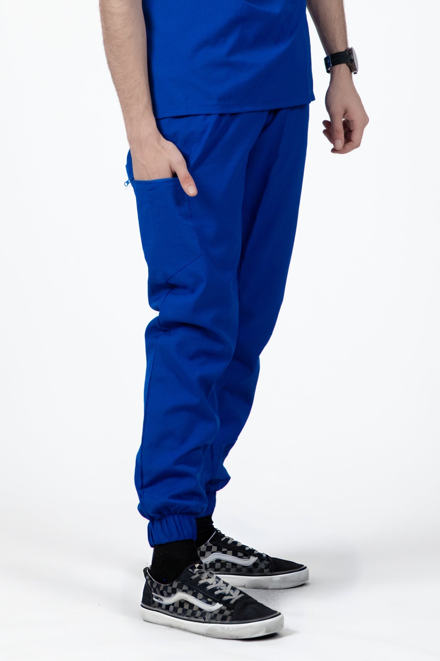 Homme en pantalon médical bleu royal, slimfit - tenues médicales élégantes et confortables