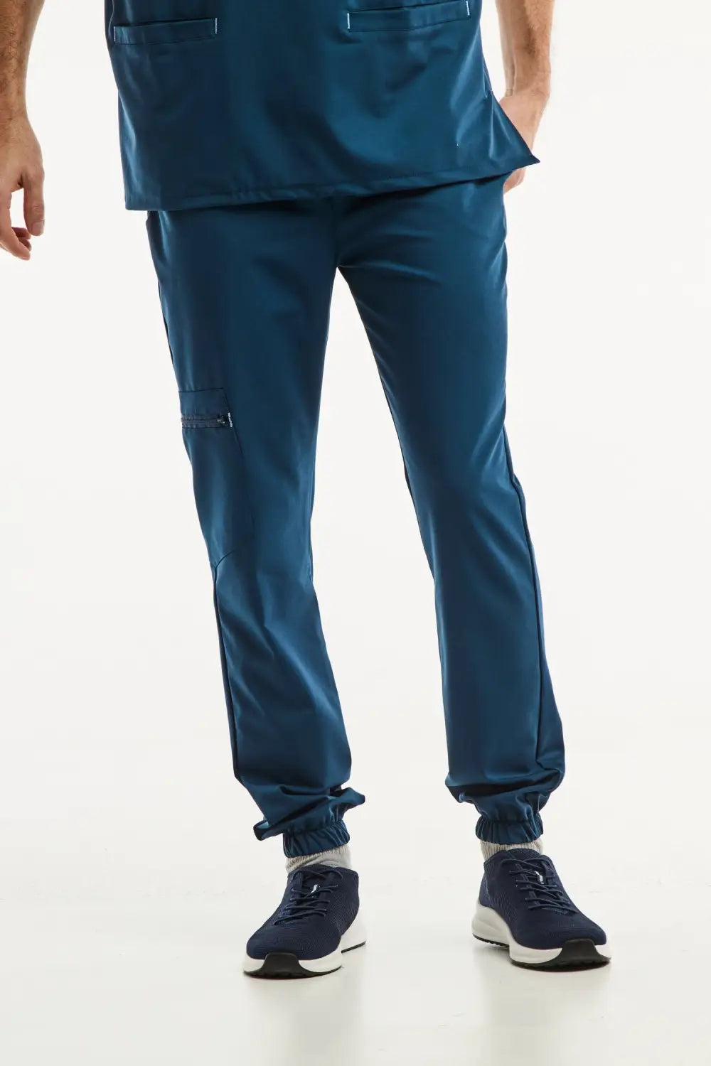 Pantalon médical bleu turquoise slimfit pour homme, alliant confort et style