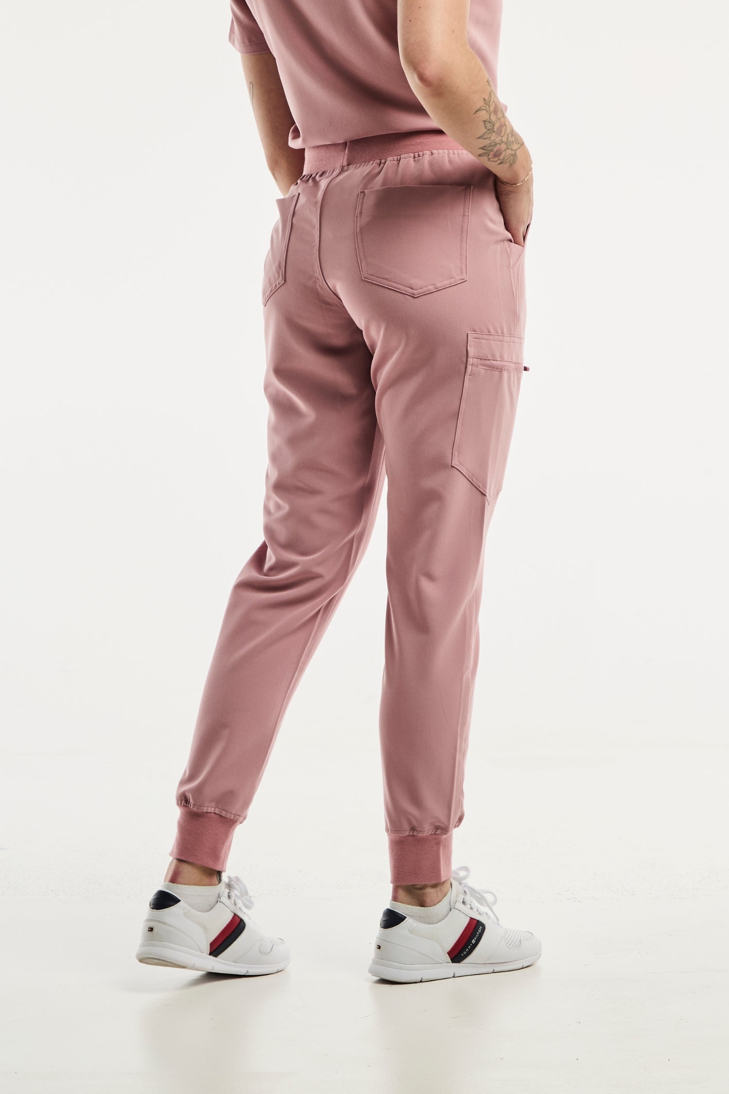 Pantalon médical femme rose dusty, modèle Paris en stretch 4 voies, élégant et confortable