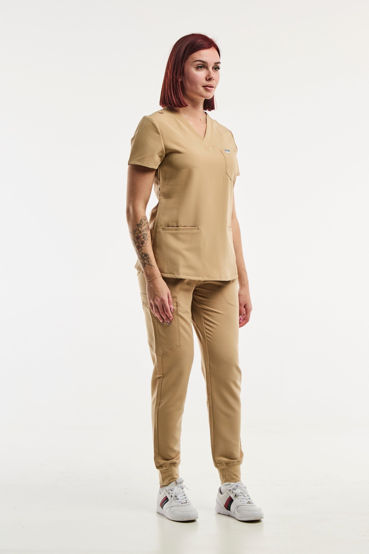 Tenue médicale femme beige en poly rayon, uniforme médical élégant et confortable