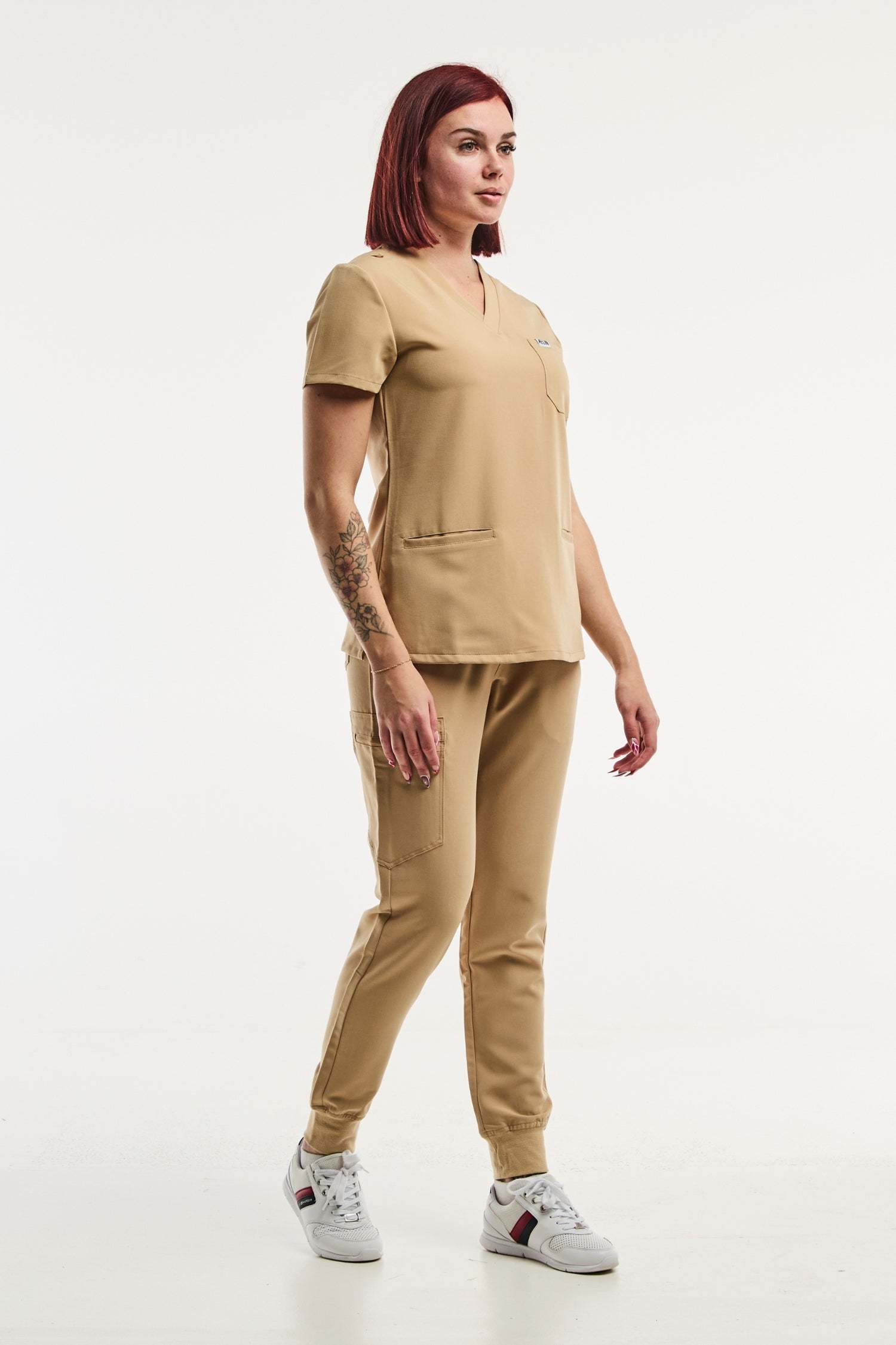 Femme en uniforme médical beige en poly rayon, tenue médicale Stretch Paris