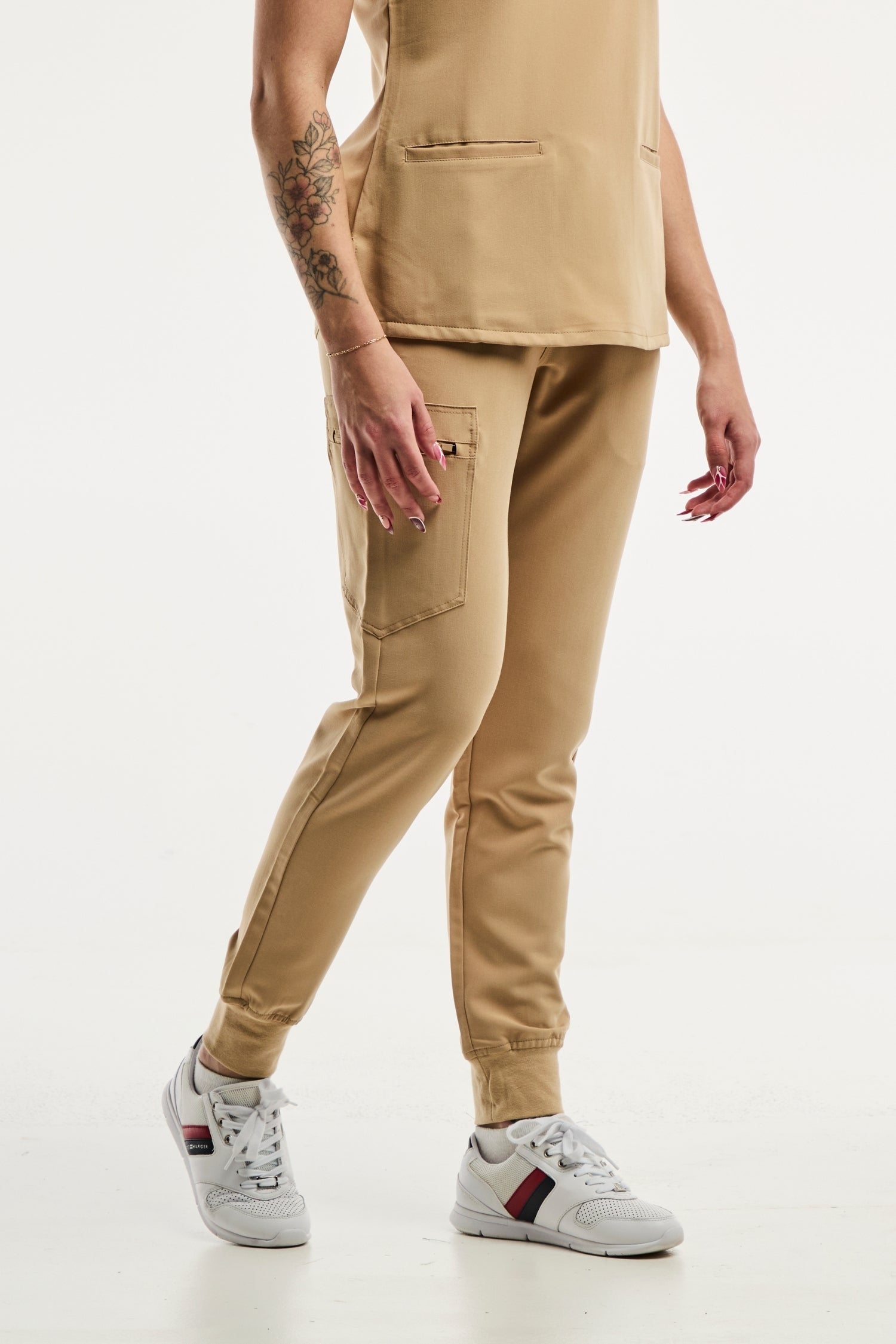 Pantalon médical femme beige Paris en tissu stretch 4 voies, idéal pour le confort