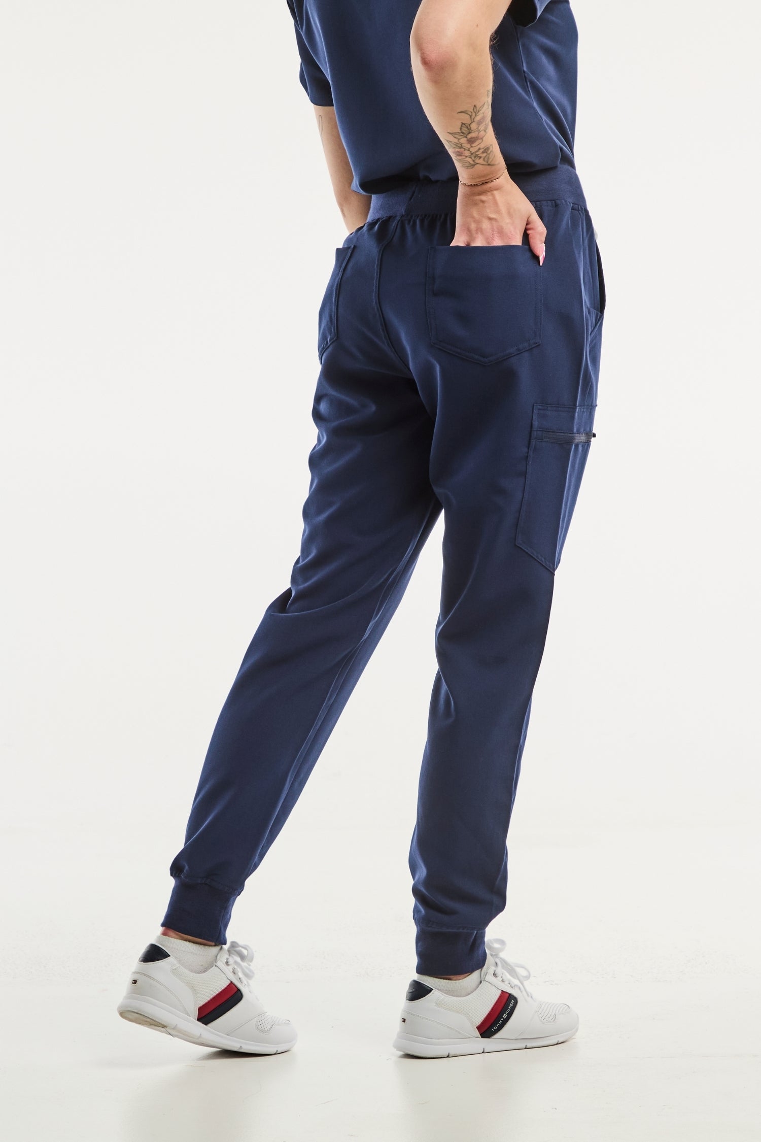 Pantalon médical femme bleu marine Paris en stretch 4 voies pour un confort optimal