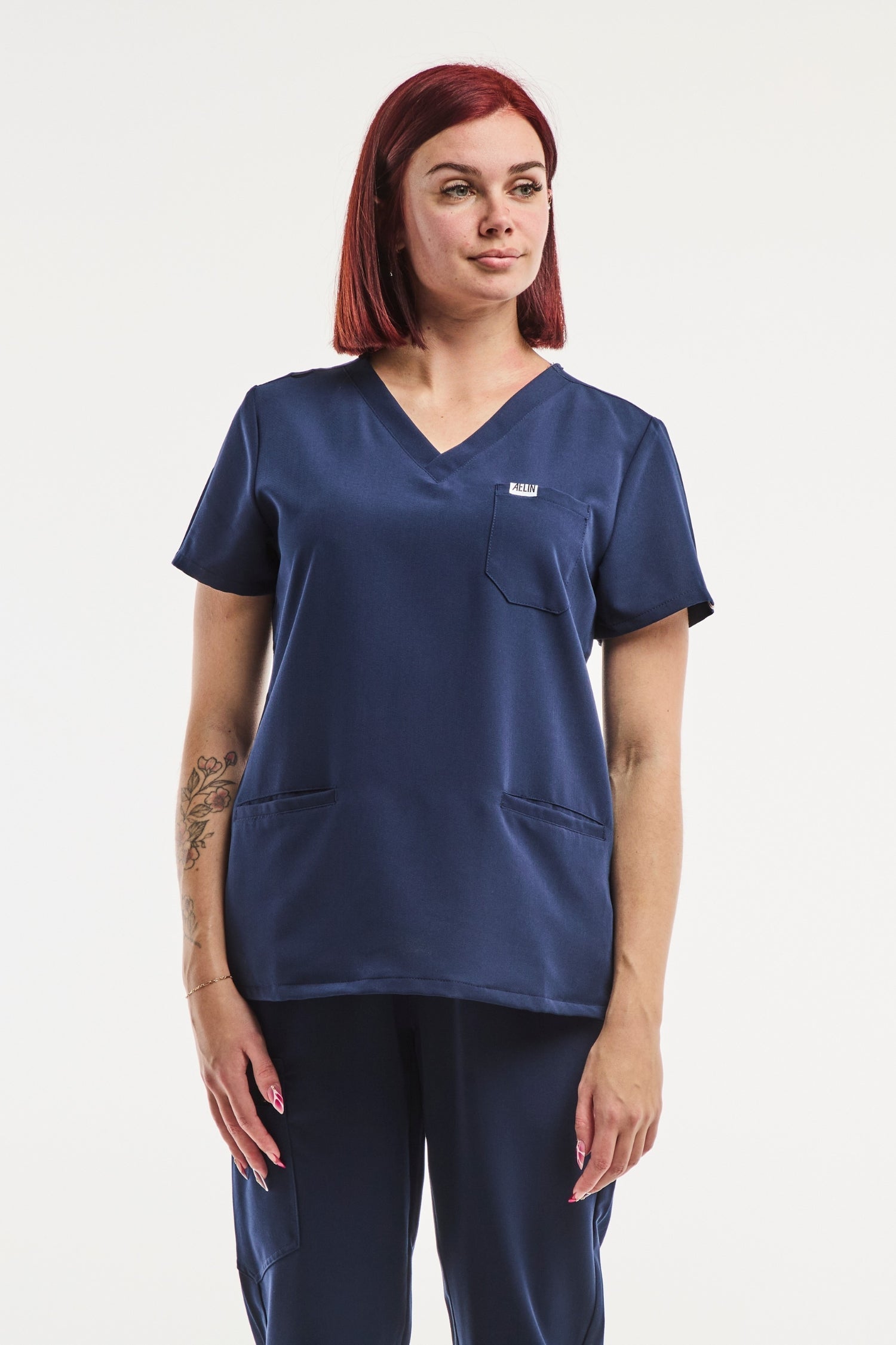 Tunique médicale femme Paris en bleu marine, élégante et confortable pour les professionnels