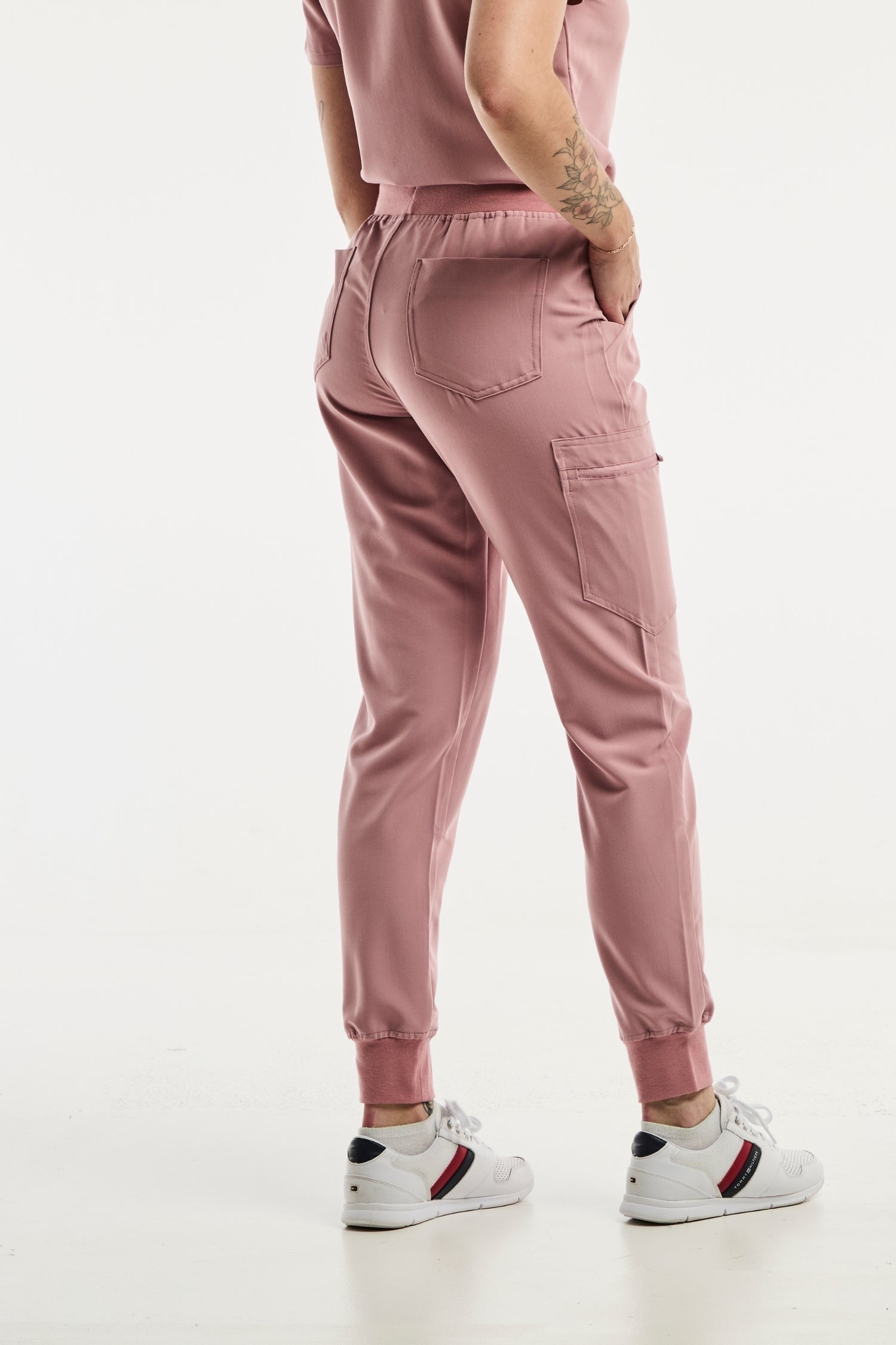 Pantalon médical stretch 4 voies pour femme en rose, élégant et confortable