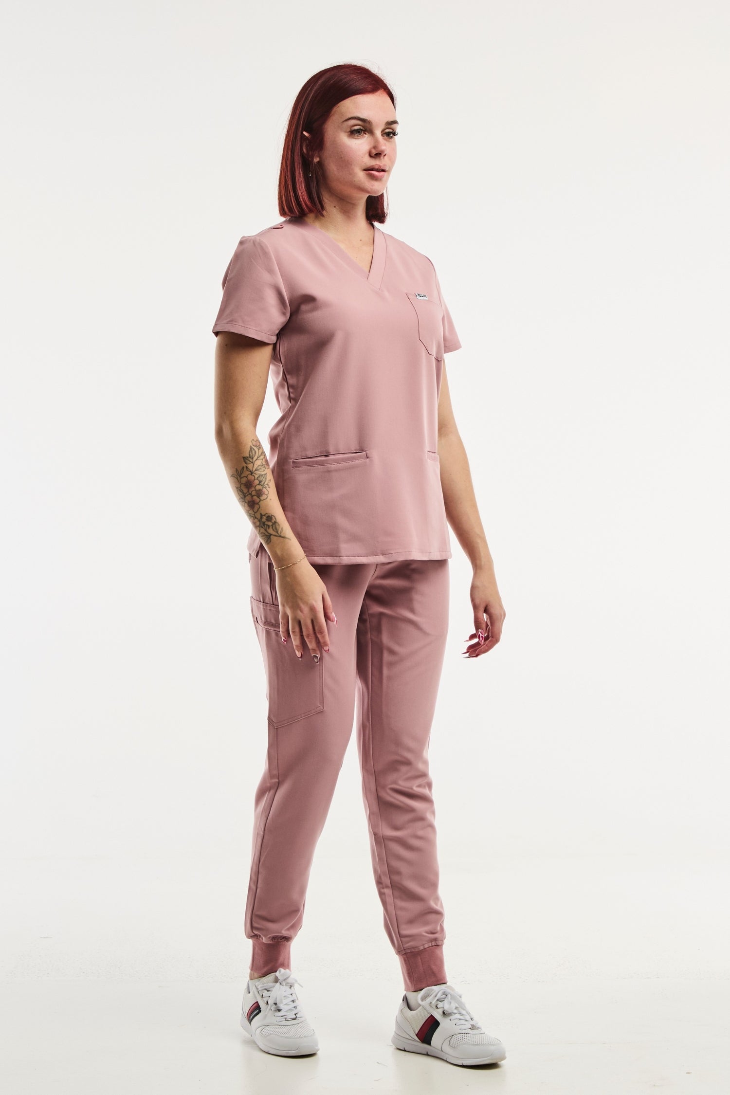 Femme en uniforme médical rose, tenue médicale stretch en poly rayon