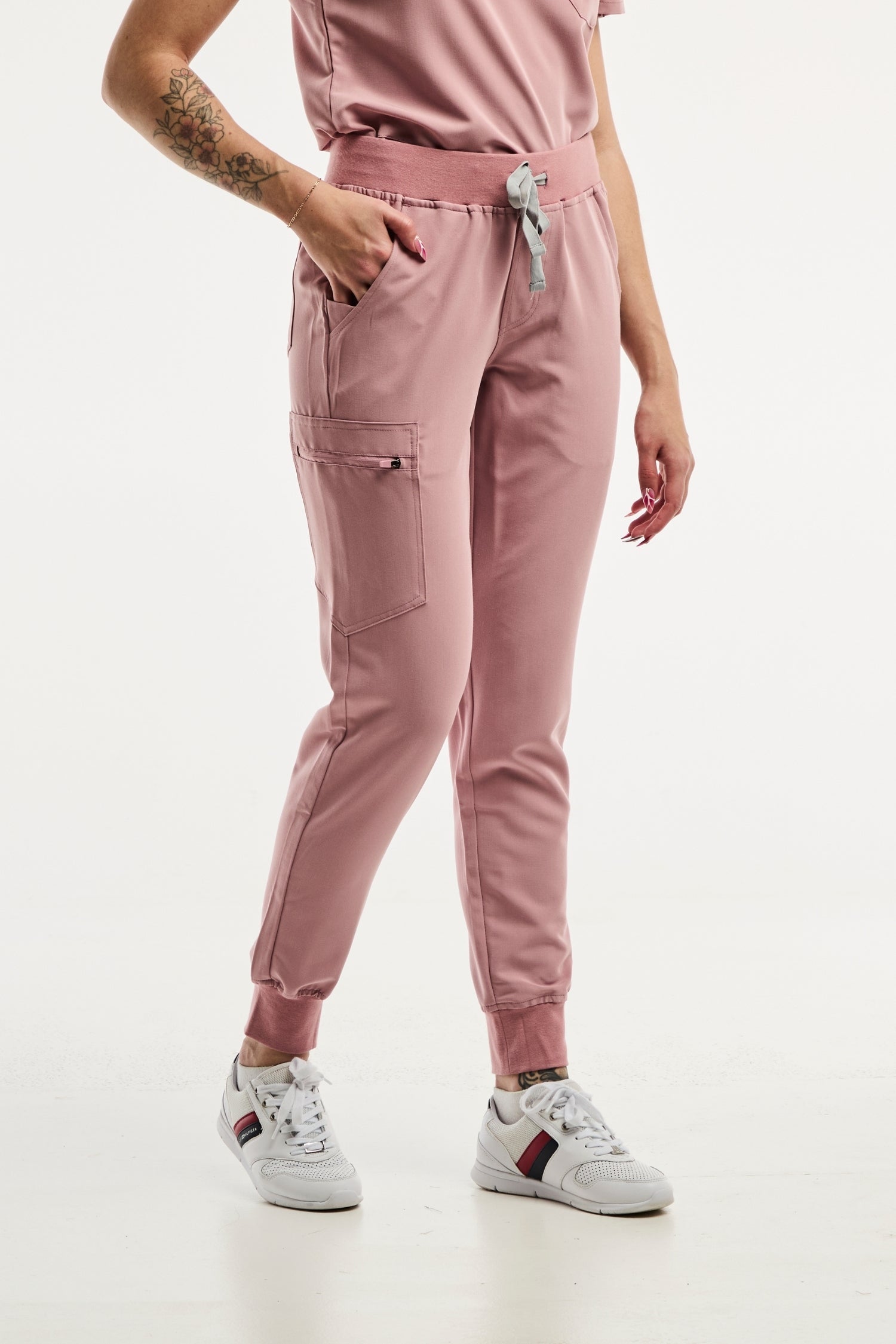 Pantalon médical femme Paris en rose, agréable et confortable pour le travail