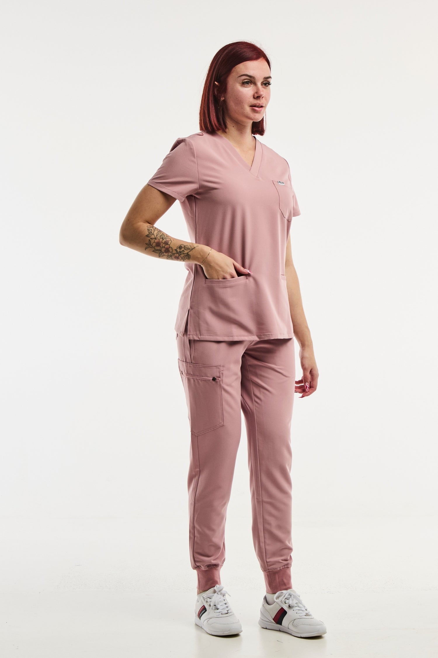 Femme en uniforme médical rose en poly rayon, élégante et confortable