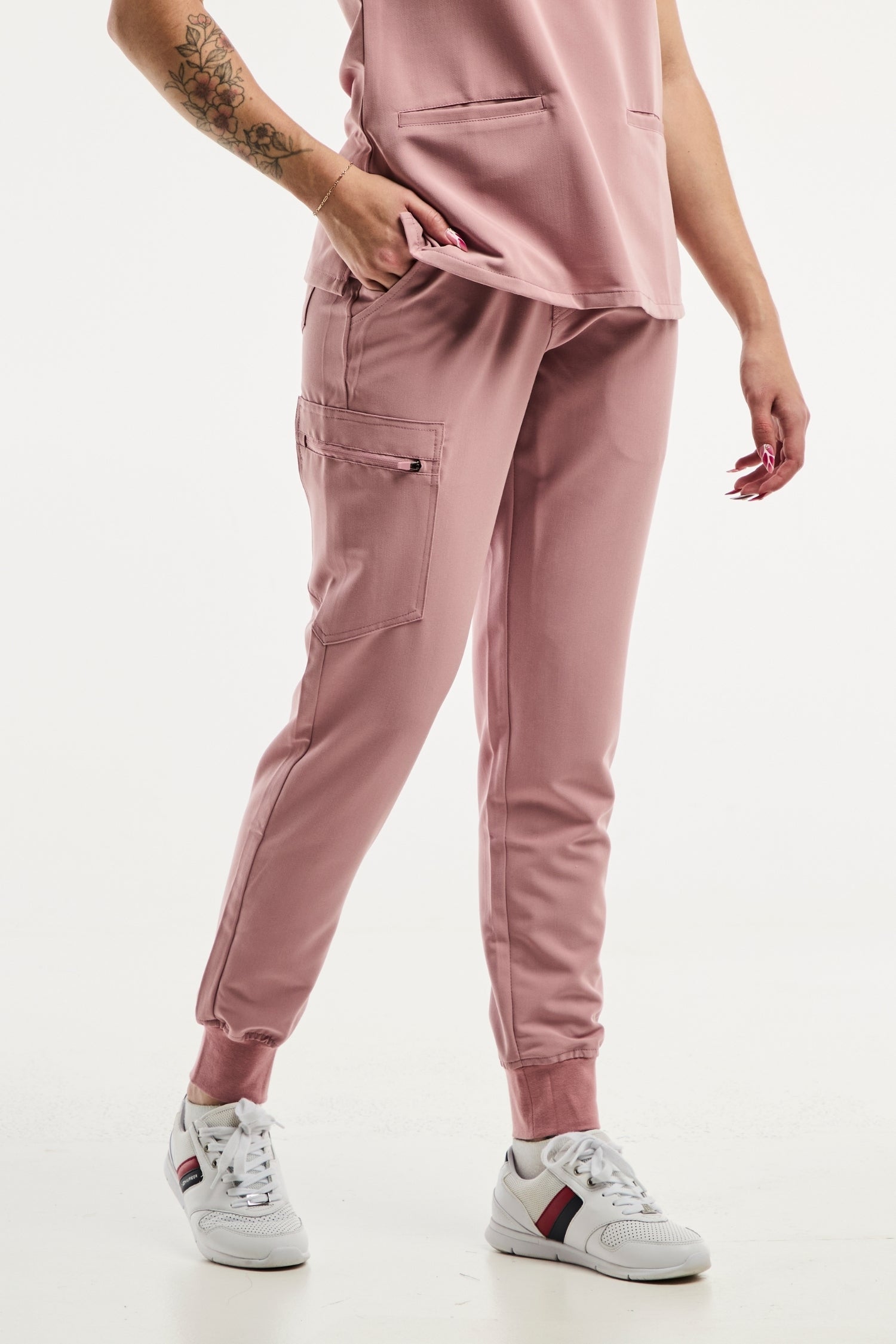 Pantalon médical femme Paris rose en tissu stretch 4 voies, style élégant et confortable