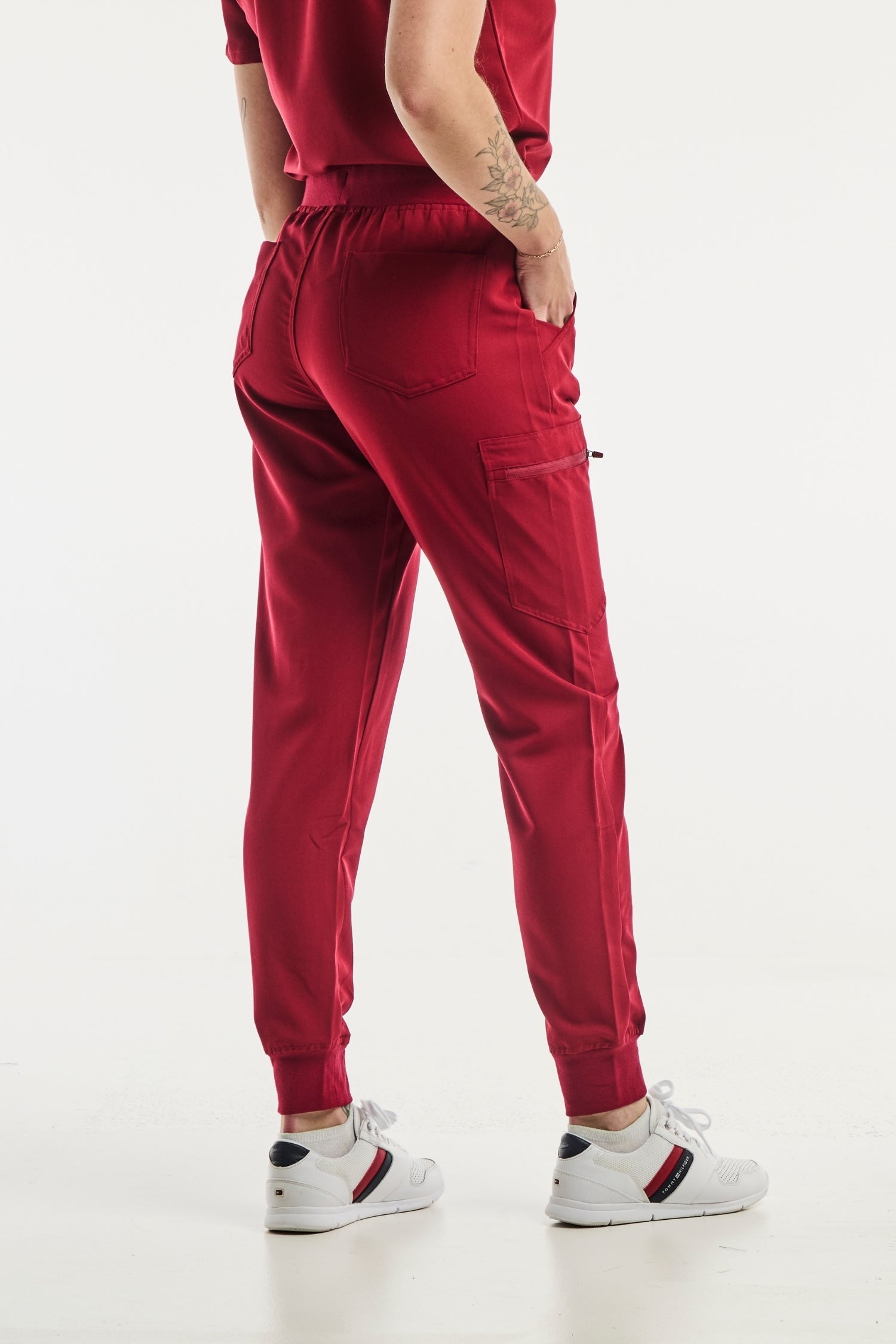 Pantalon médical femme Paris en tissu stretch 4 voies, couleur rouge maroon