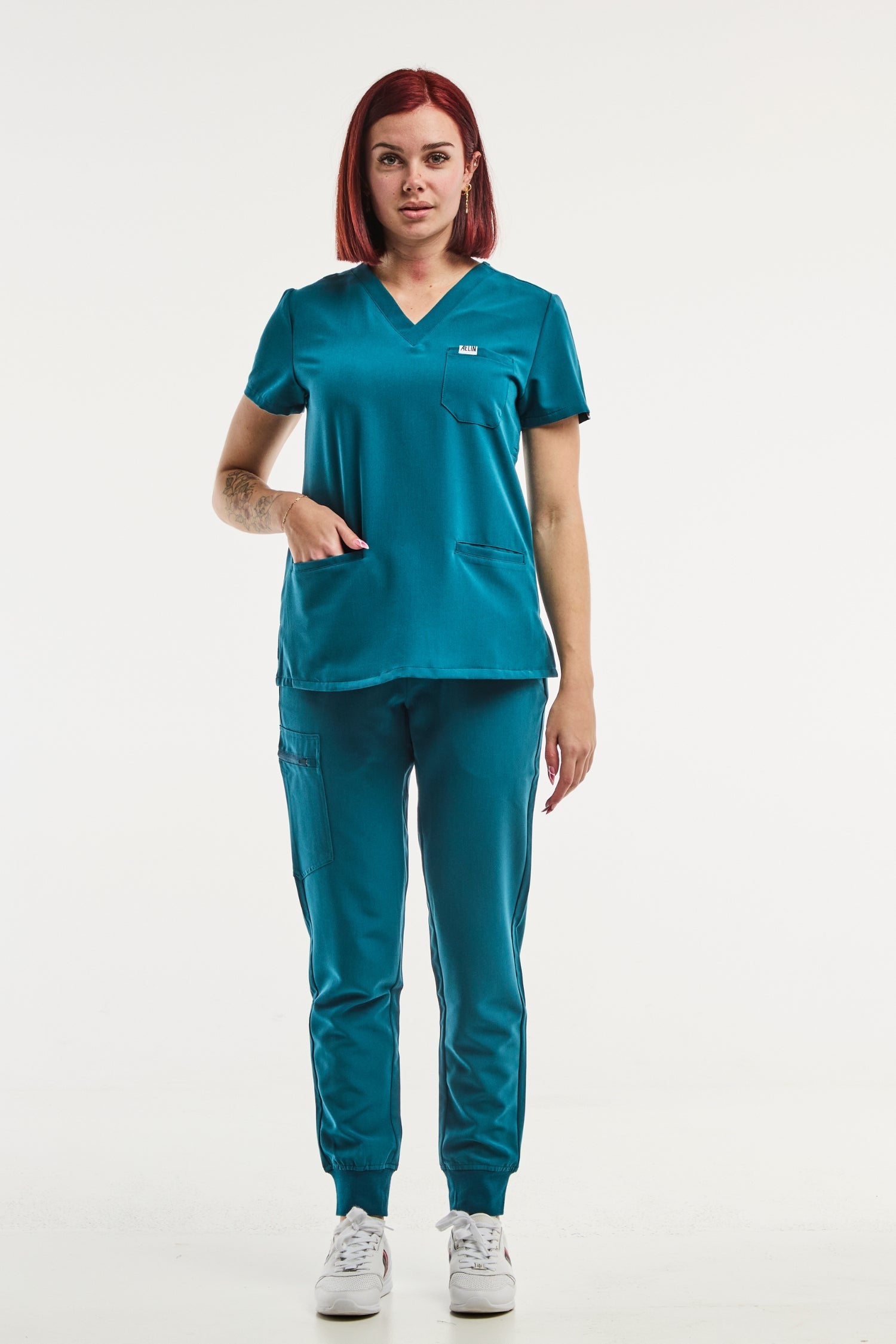 Tenue médicale stretch femme en vert turquoise, composée de jogger pants en poly rayon