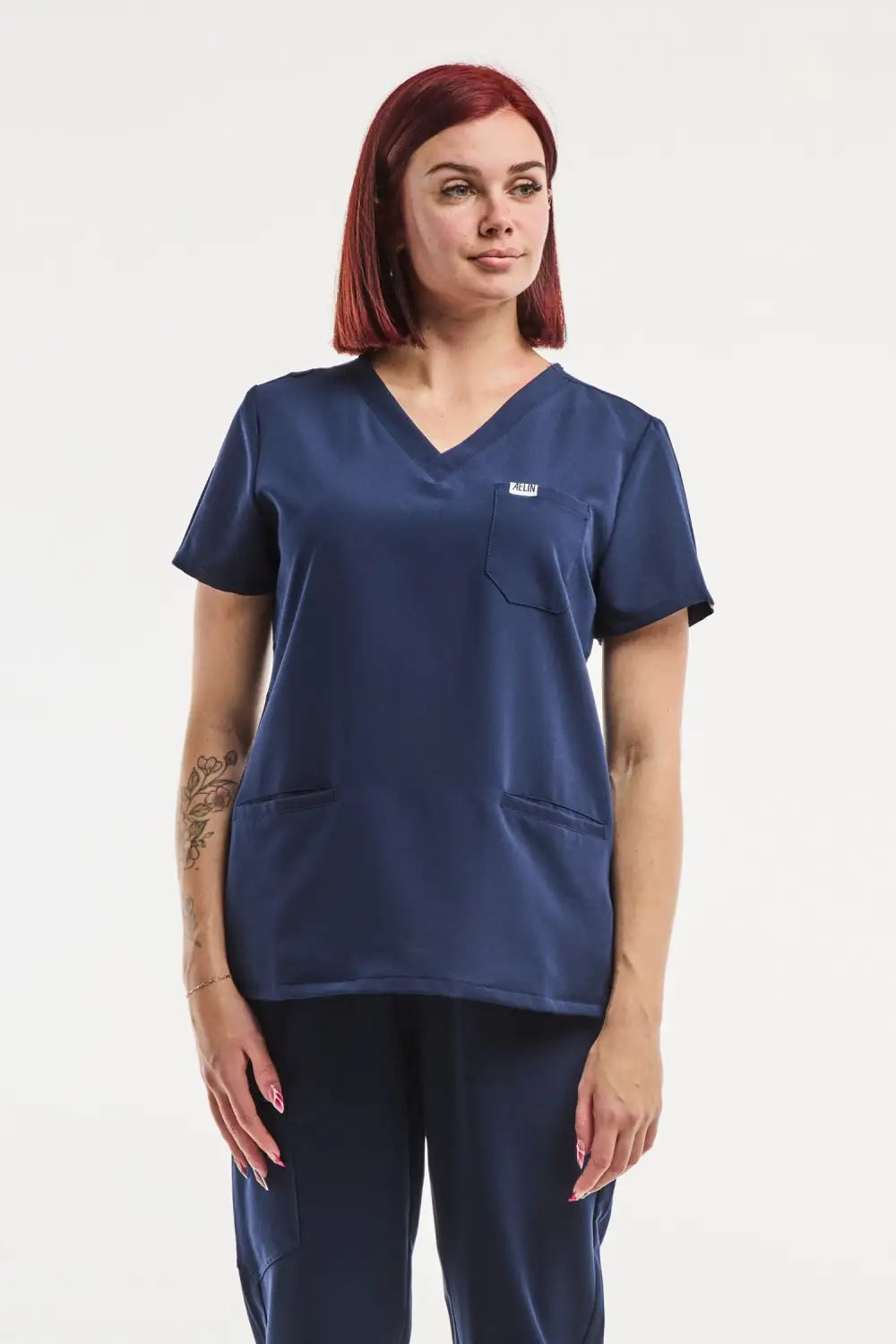 Tunique médicale femme Paris en bleu marine, élégante et confortable pour les professionnels