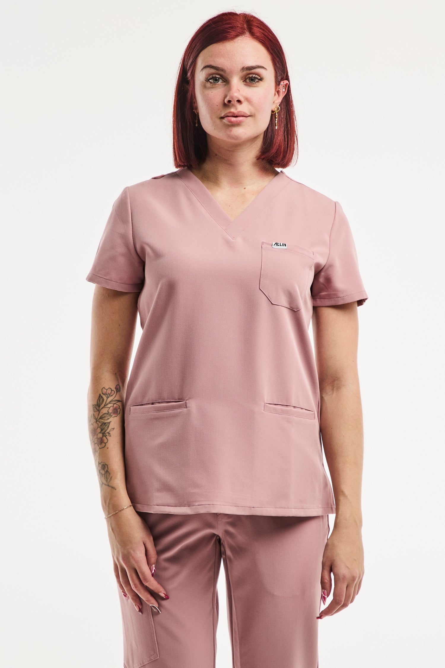 Tunique médicale femme rose en ensemble de scrubs médicaux à Paris