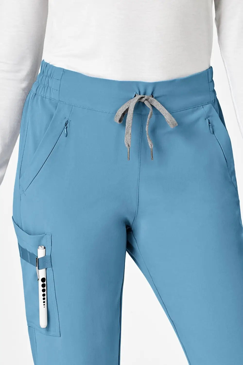 Short cargo bleu femme à coupe moderne avec poches classiques et poches cargo
