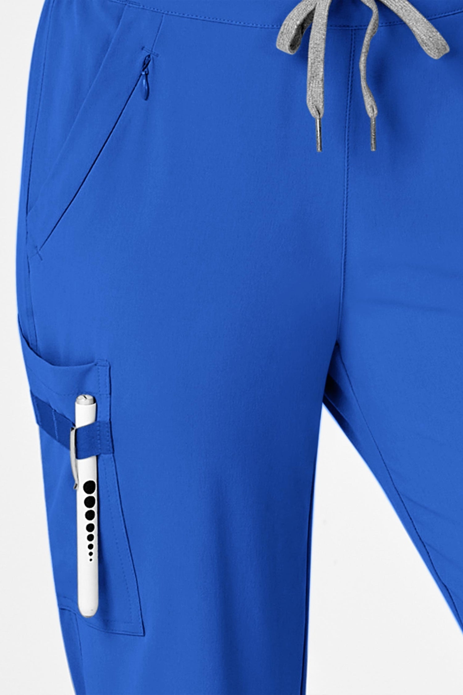 Femme en pantalon médical bleu royal avec poches cargo et coupe moderne