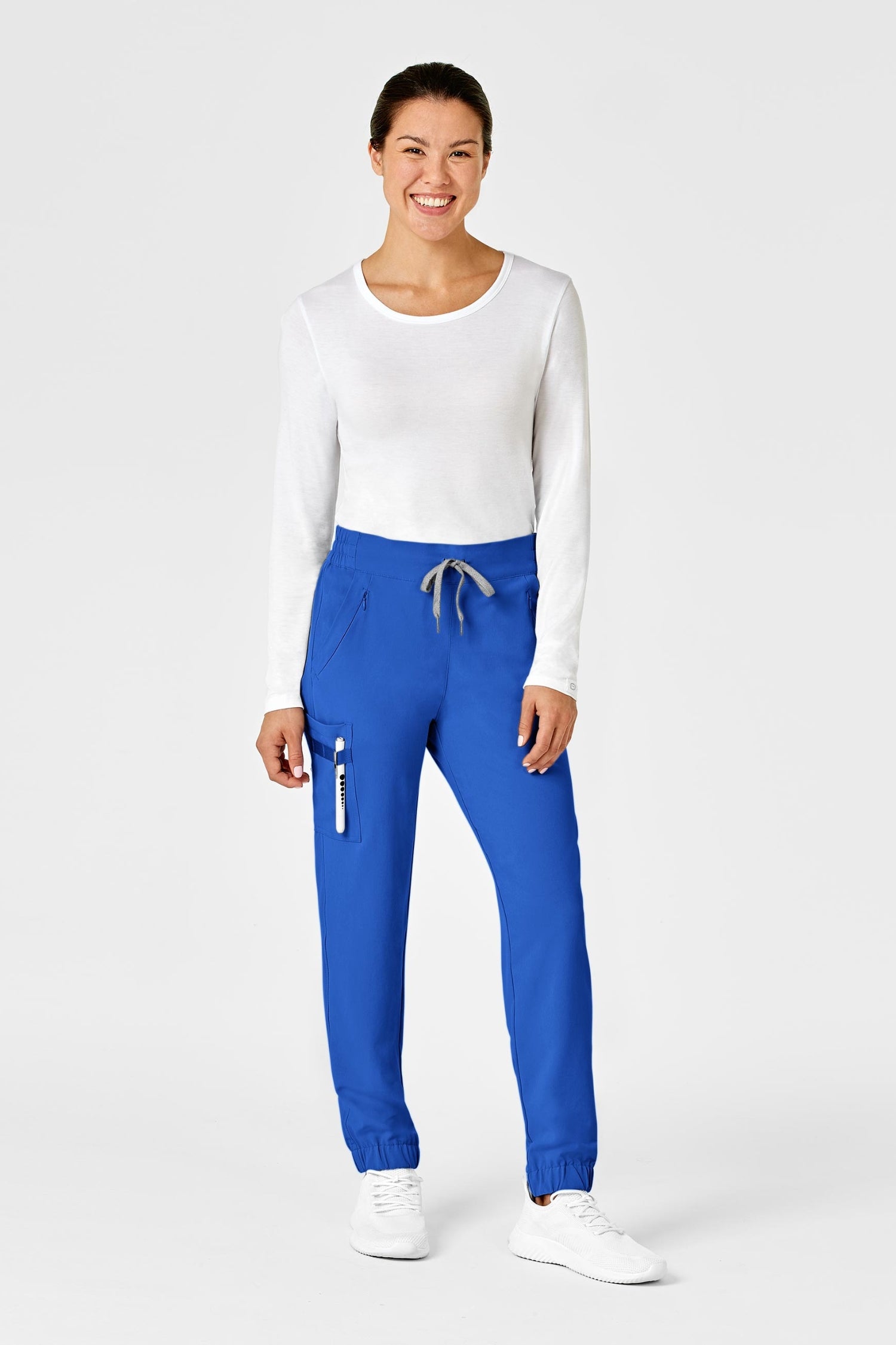 Femme en chemise blanche et pantalon bleu royal coupe moderne avec poches classiques