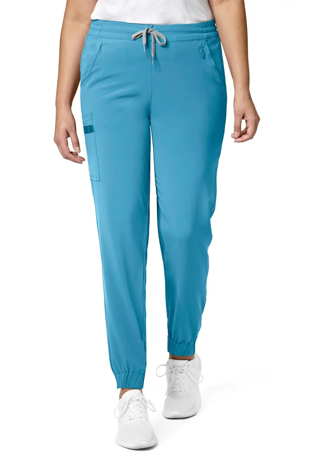Femme en chemise blanche et pantalon médical bleu moderne avec poches classiques