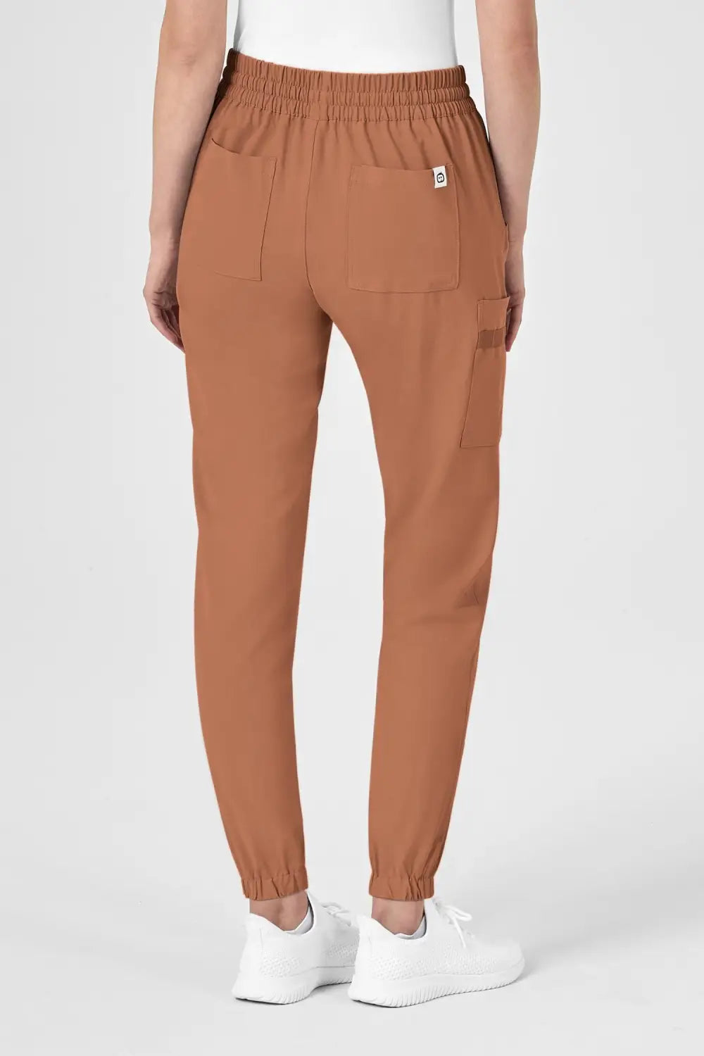 Pantalon médical marron pour femme avec coupe moderne et poches cargo classiques
