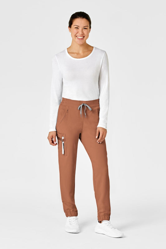 Femme en pantalon médical marron RENEW avec coupe moderne et poches classiques