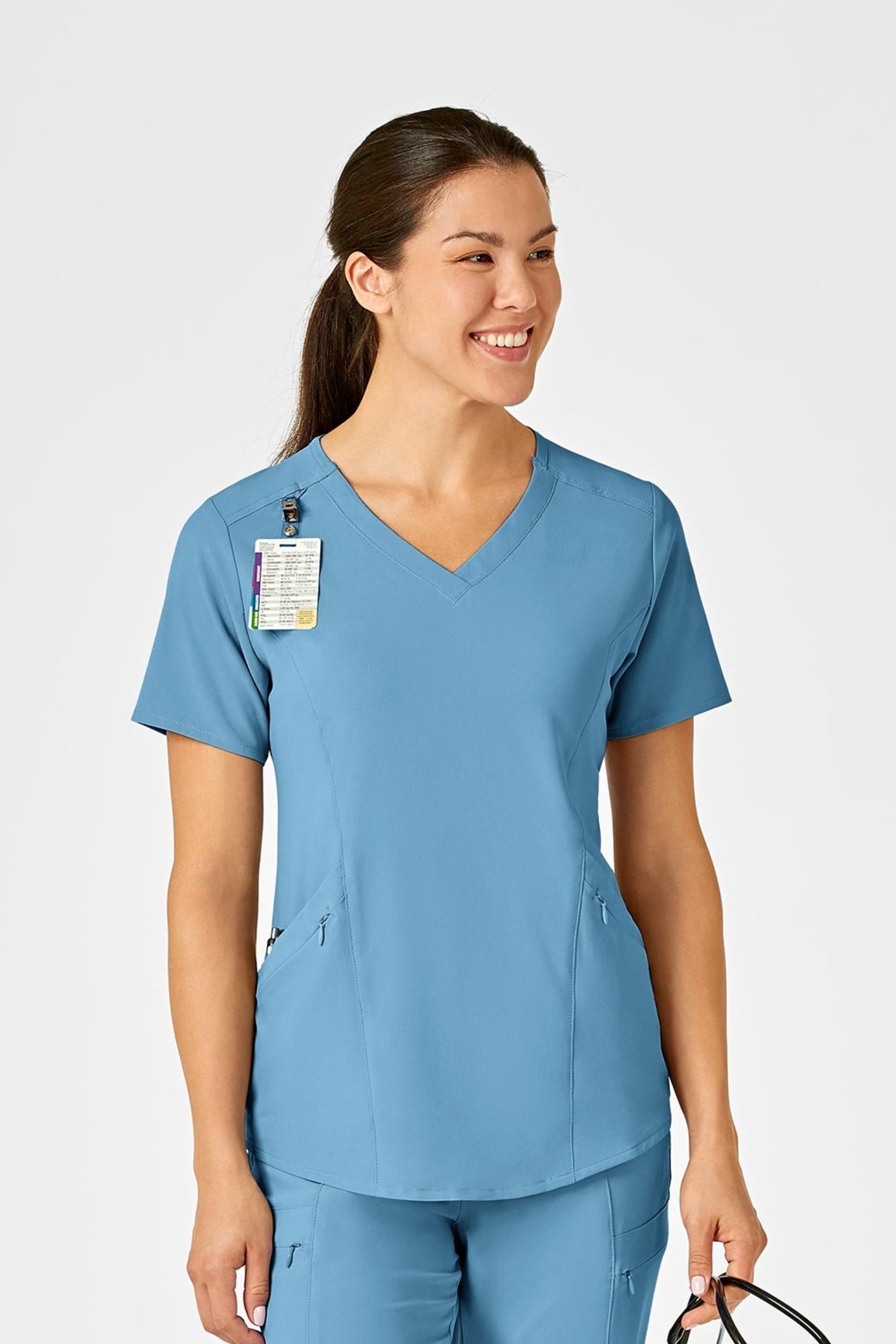 Femme en tenue médicale bleue avec poches à fermeture, polyester spandex