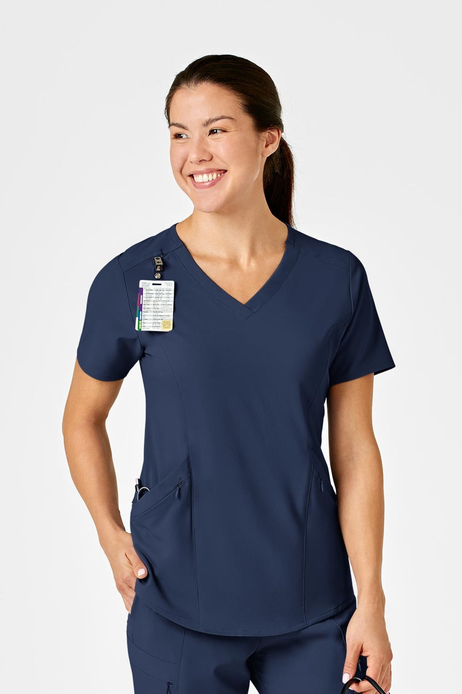 Femme portant une tenue médicale en polyester spandex, Bleu marine, avec poches à fermeture