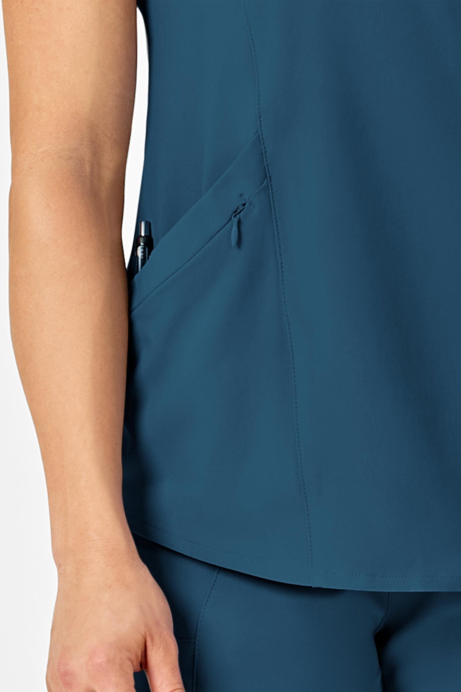 Femme en tenue médicale bleu turquoise avec poches à fermeture en polyester spandex