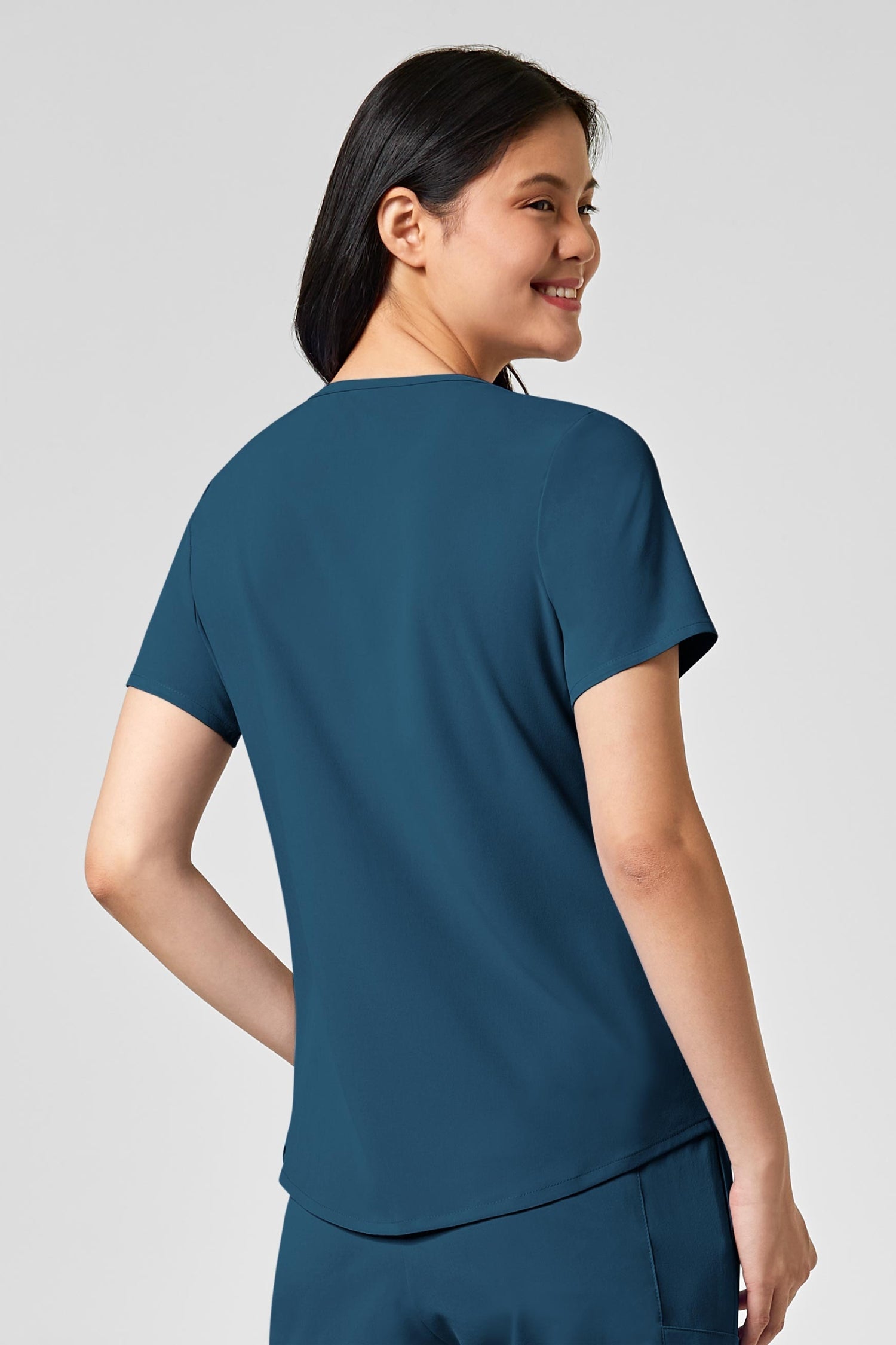 Femme en tenue médicale polyester spandex bleu turquoise, poches à fermeture