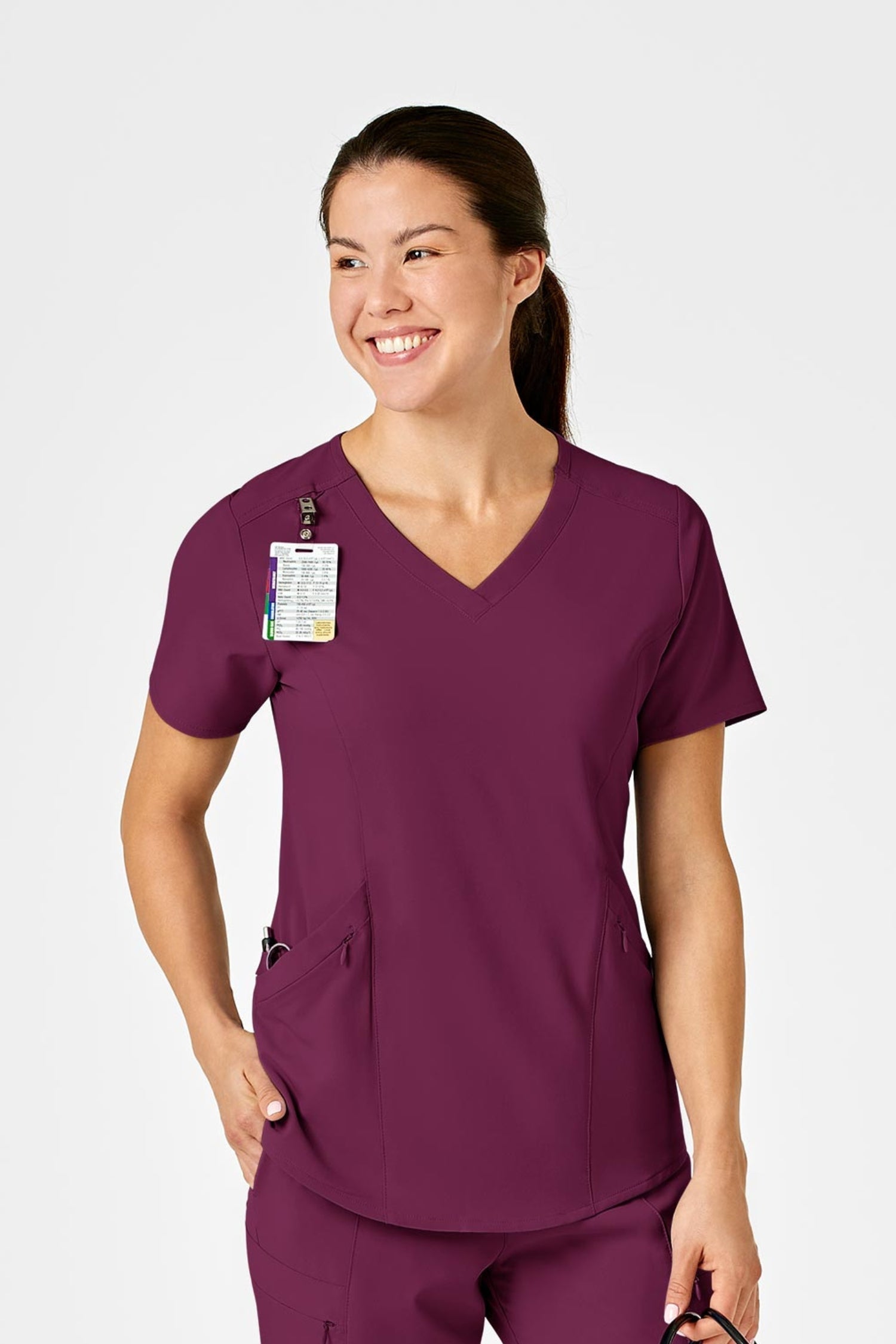 Femme en tenue médicale bordeaux, polyester spandex, poches à fermeture