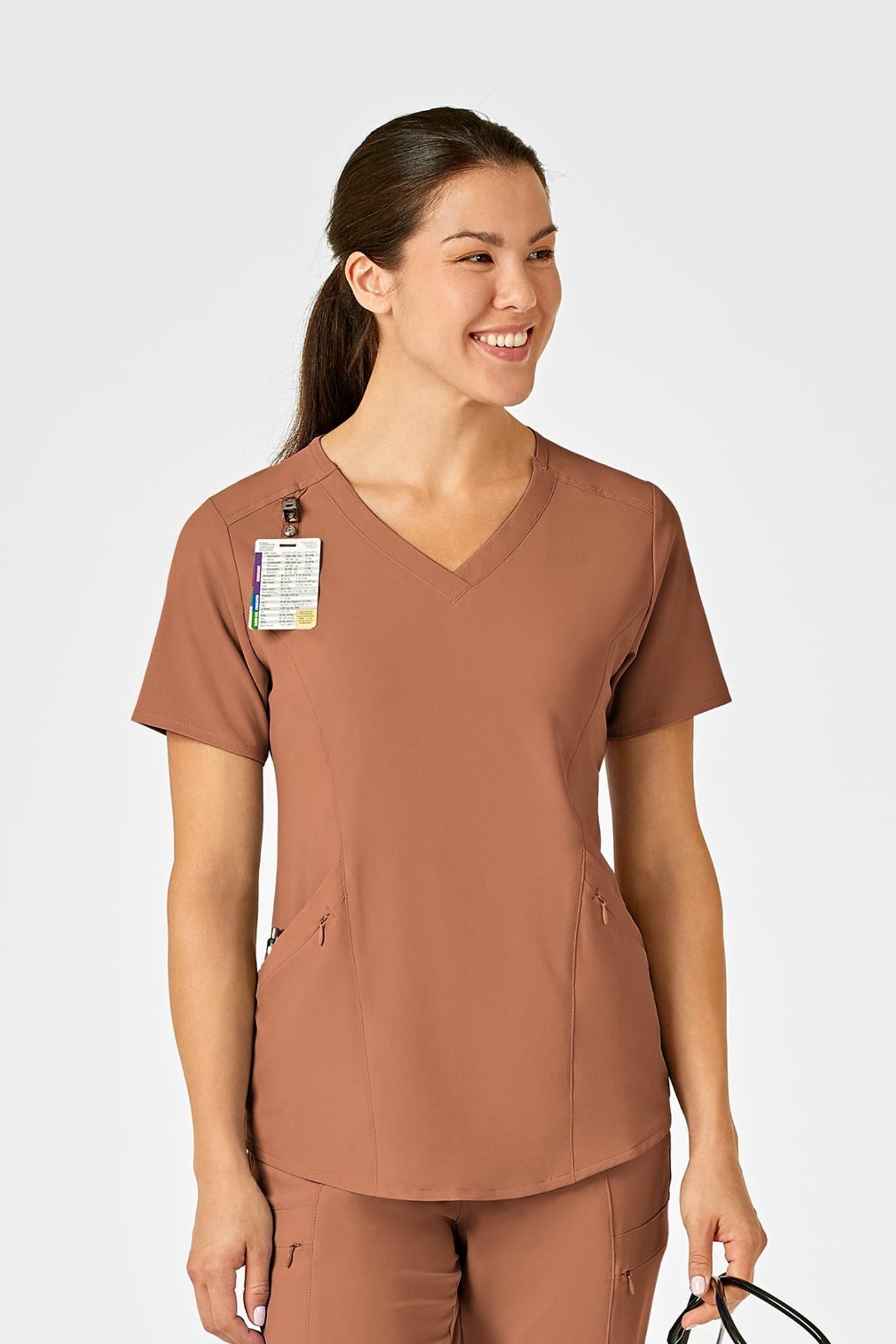 Femme en tenue médicale marron en polyester spandex avec poches à fermeture