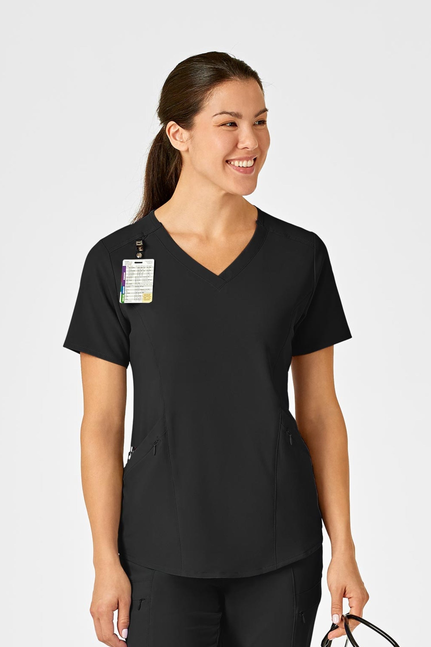 Femme en tenue médicale noire avec poche blanche et sac Range-Renew en polyester spandex