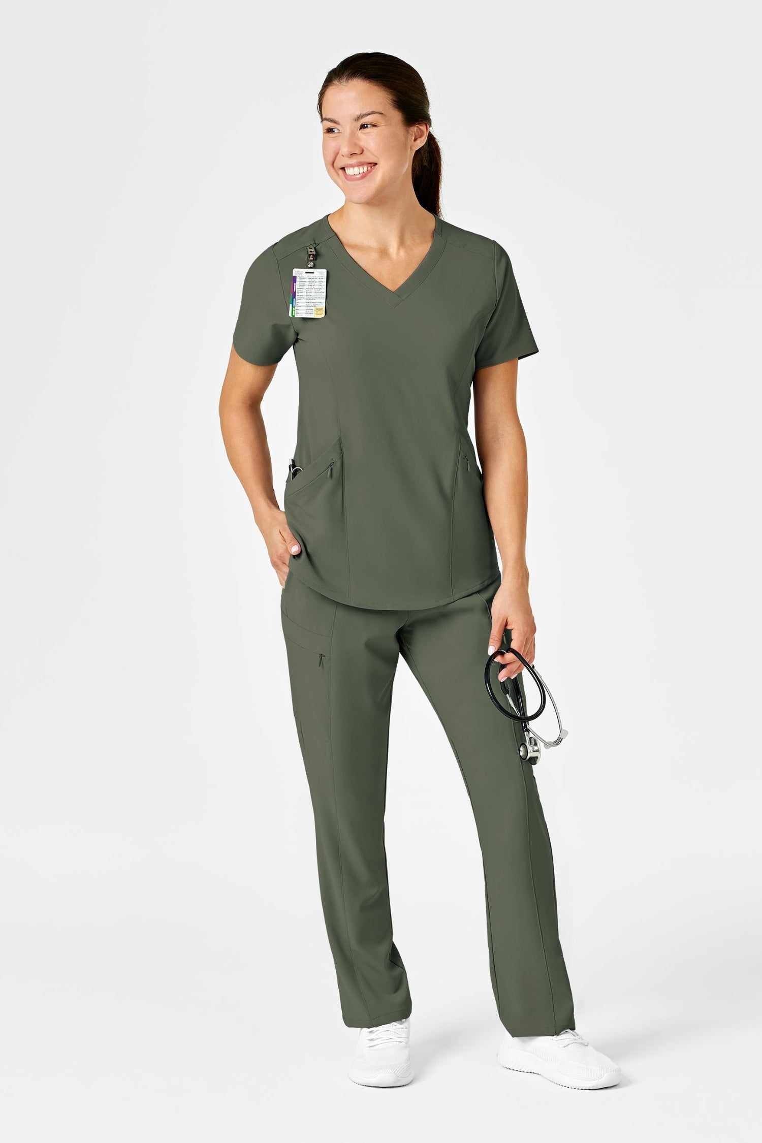Femme en tenue médicale vert olive en polyester spandex avec poches à fermeture, souriant