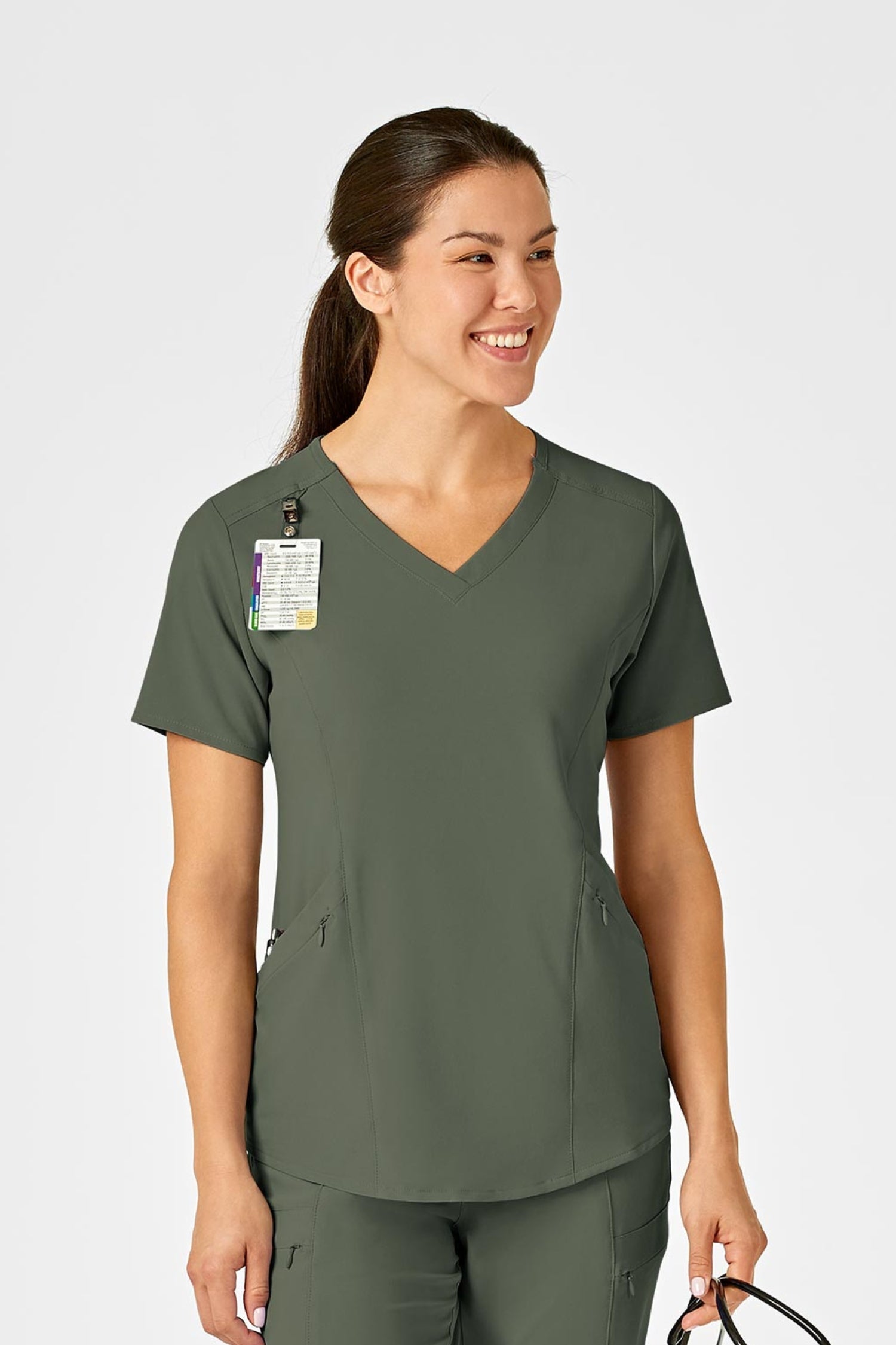 Femme en tenue médicale verte olive avec poches à fermeture polyester spandex