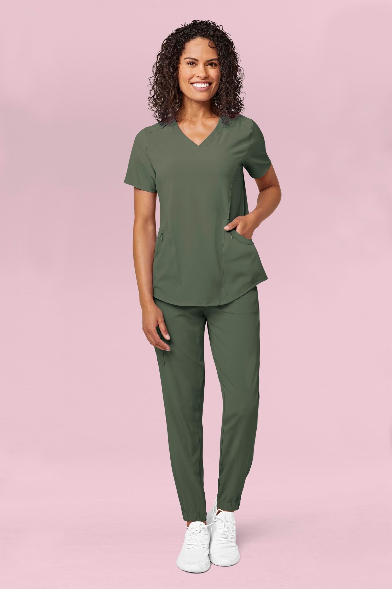 Femme en tenue médicale verte olive avec poches à fermeture en polyester spandex