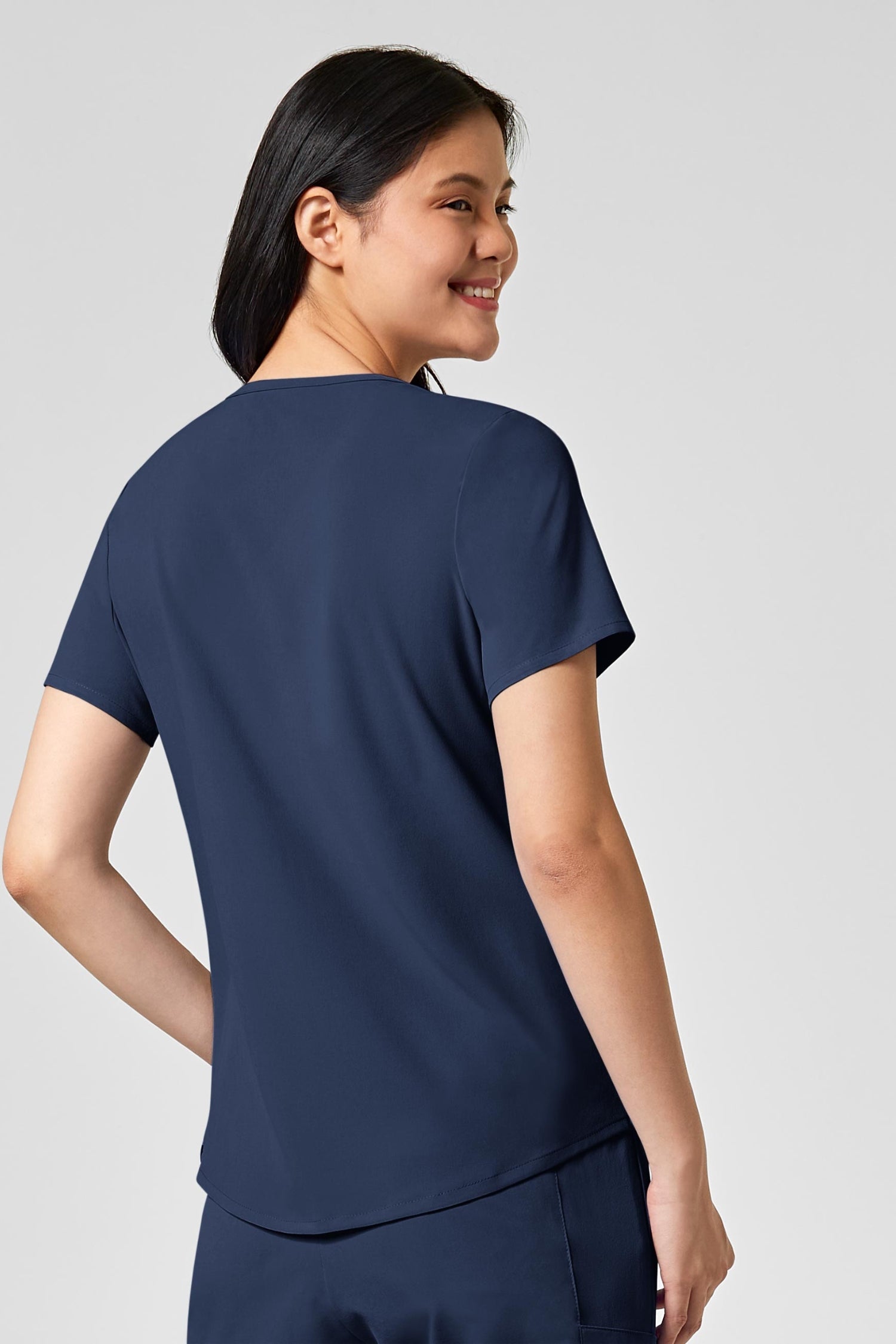 Femme en tunique médicale bleu marine, polyester spandex, tenues médicales modernes