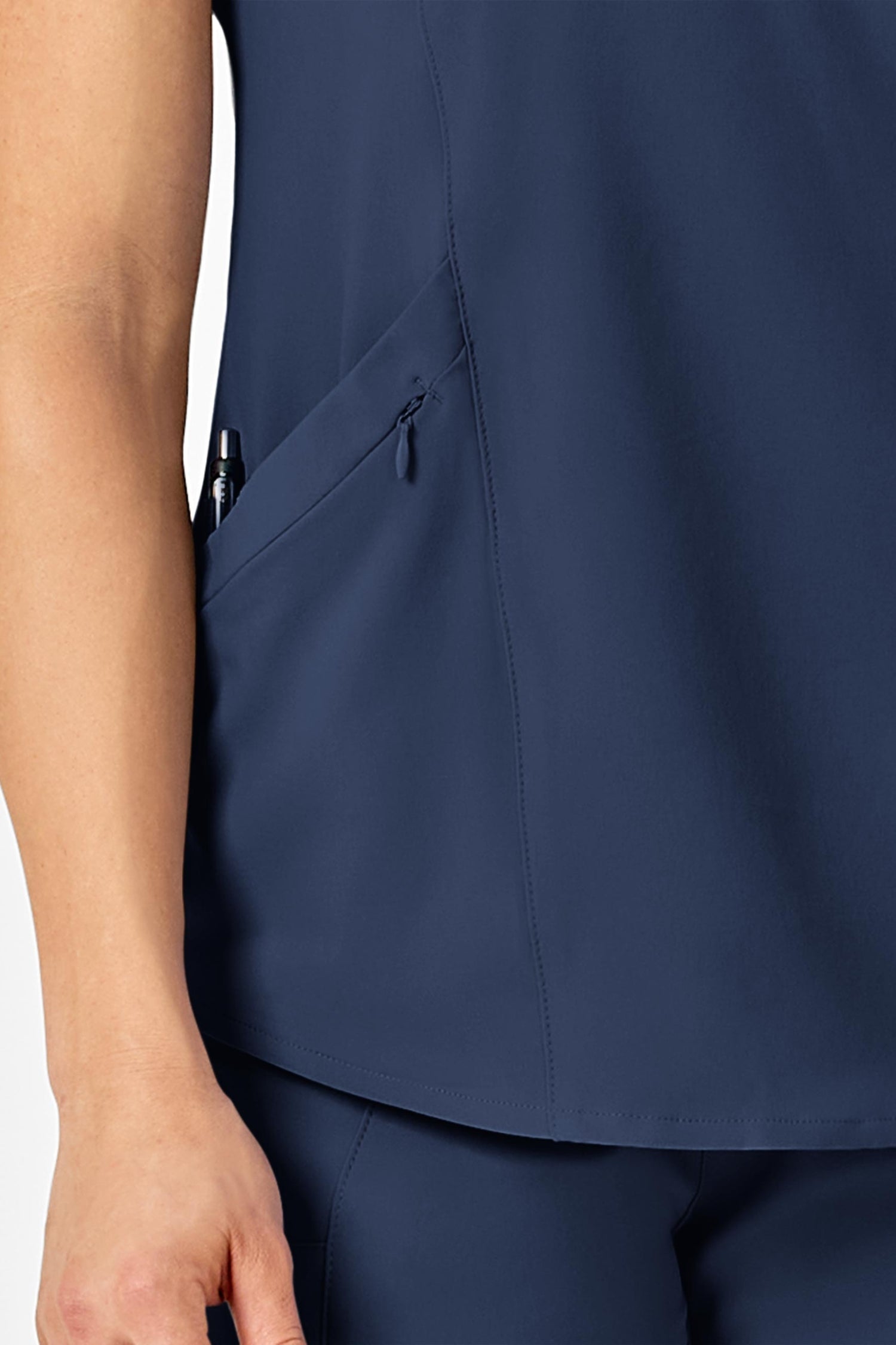 Gros plan d’une femme en tenue médicale polyester spandex - Renew Tunique médicale bleu marine