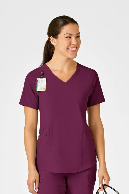 Une femme en tenues médicales bordeaux Renew en polyester spandex