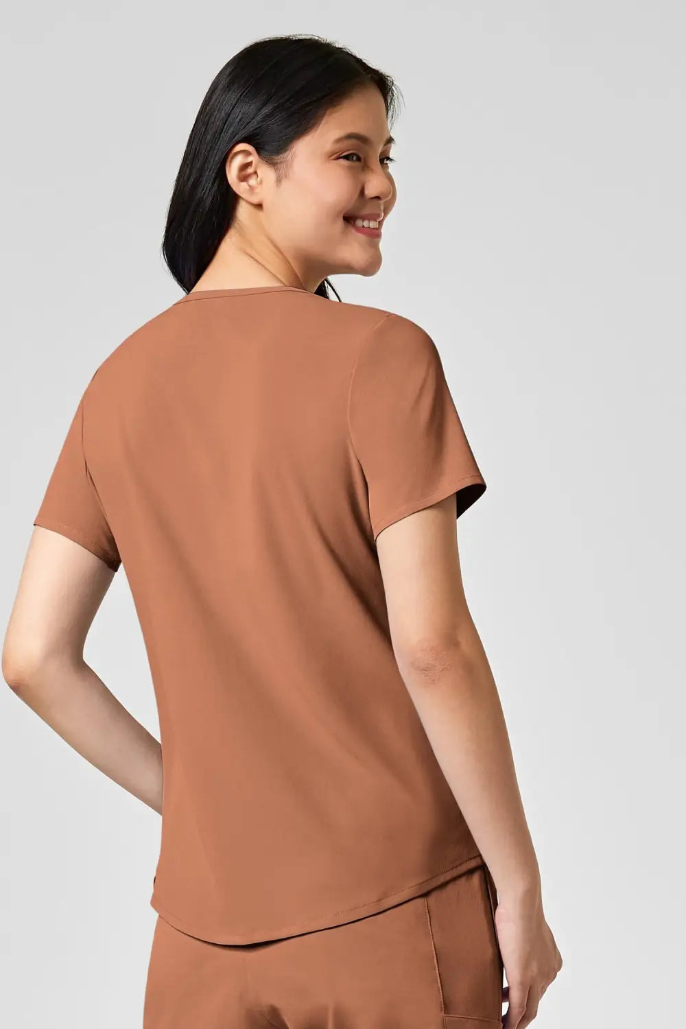 Femme en tunique médicale marron polyester spandex, tenue idéale pour uniformes