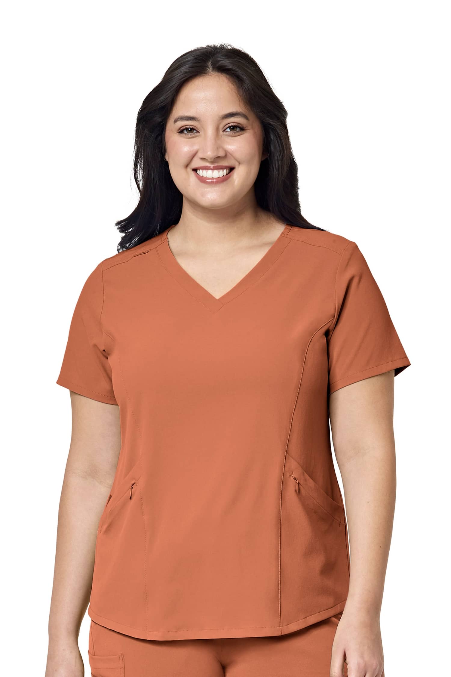 Une femme portant une tunique médicale marron Renew en polyester spandex